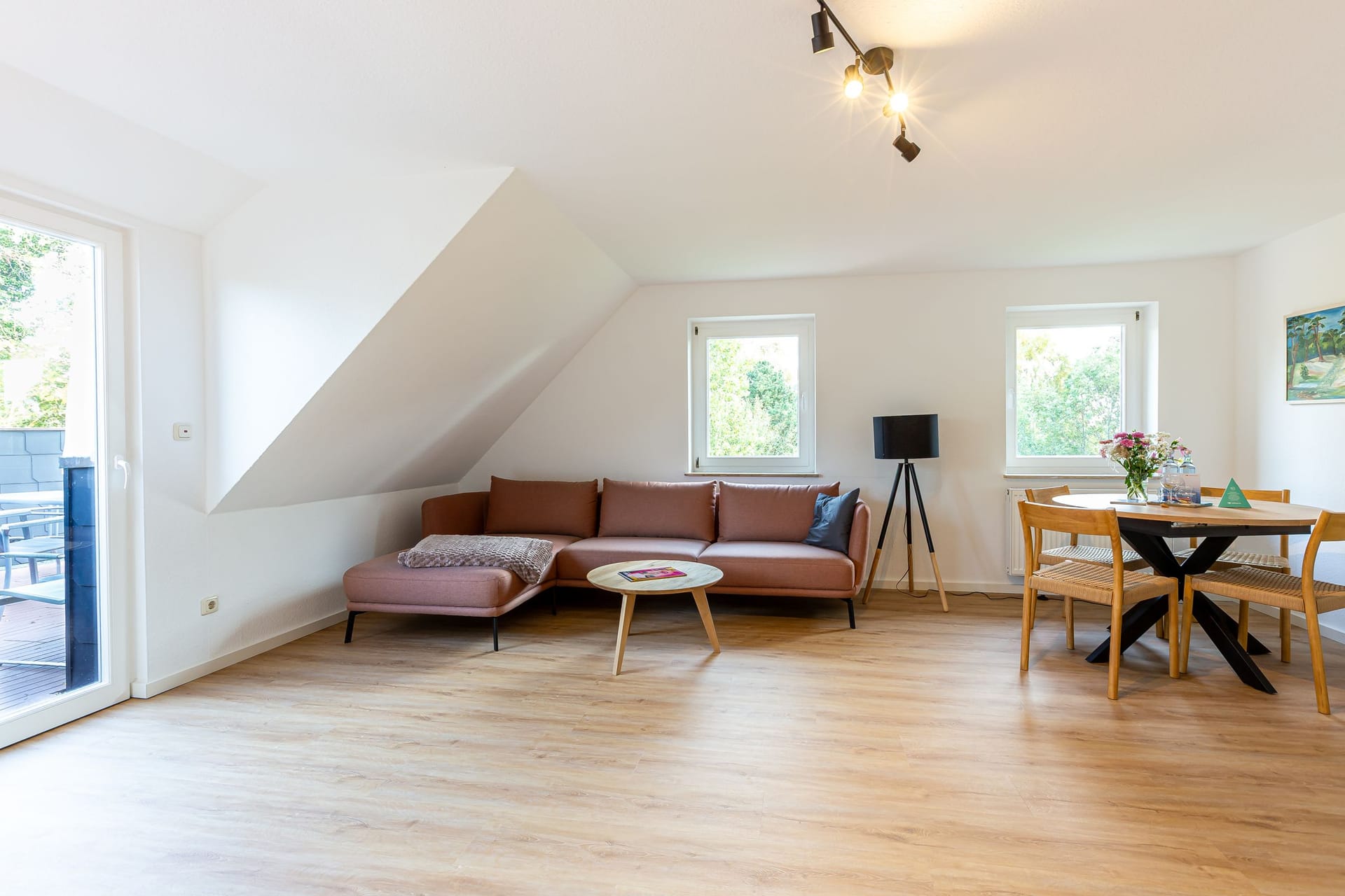 Helles Wohnzimmer mit Sofa und Tisch
