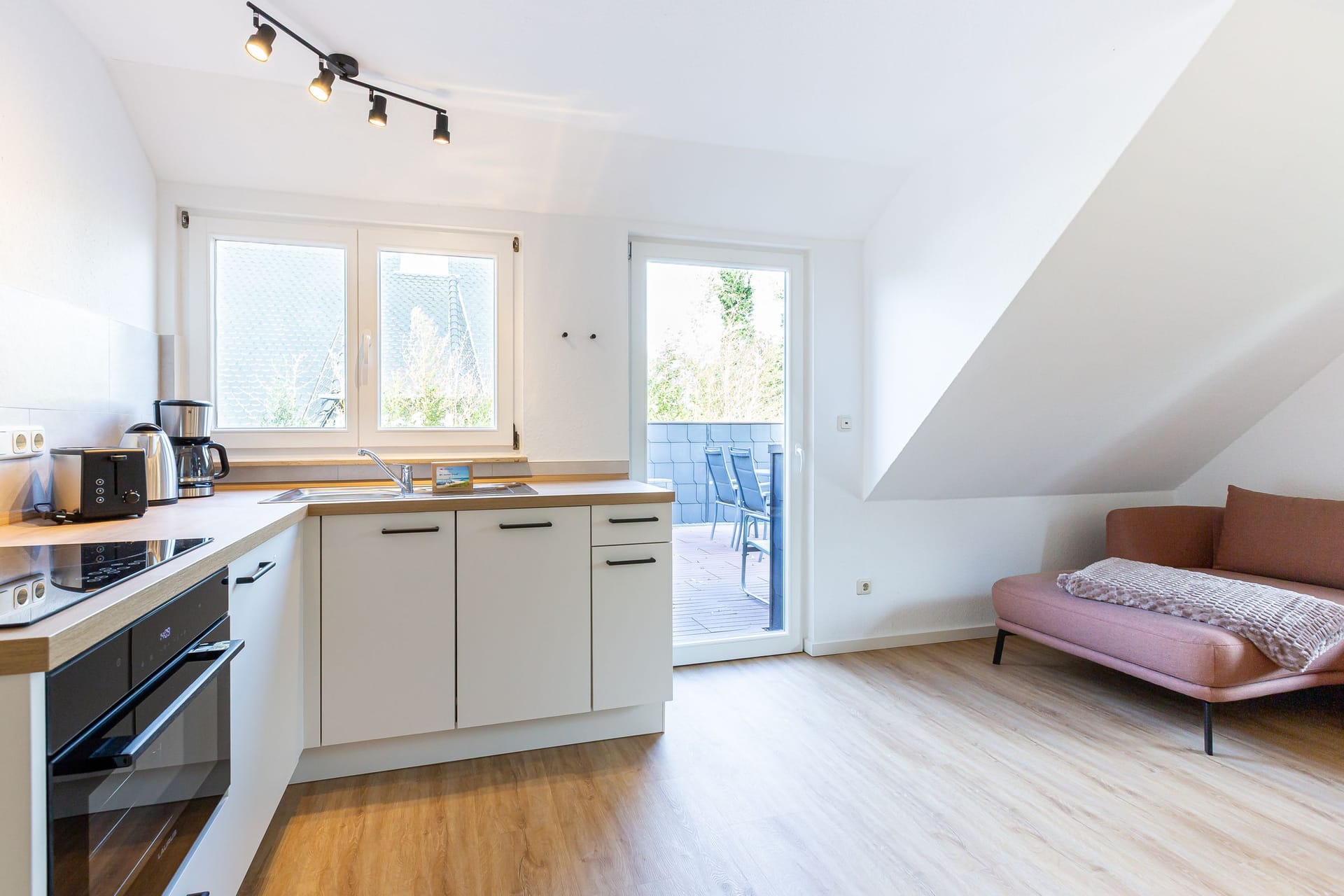 Moderne Küche mit Zugang zur Terrasse