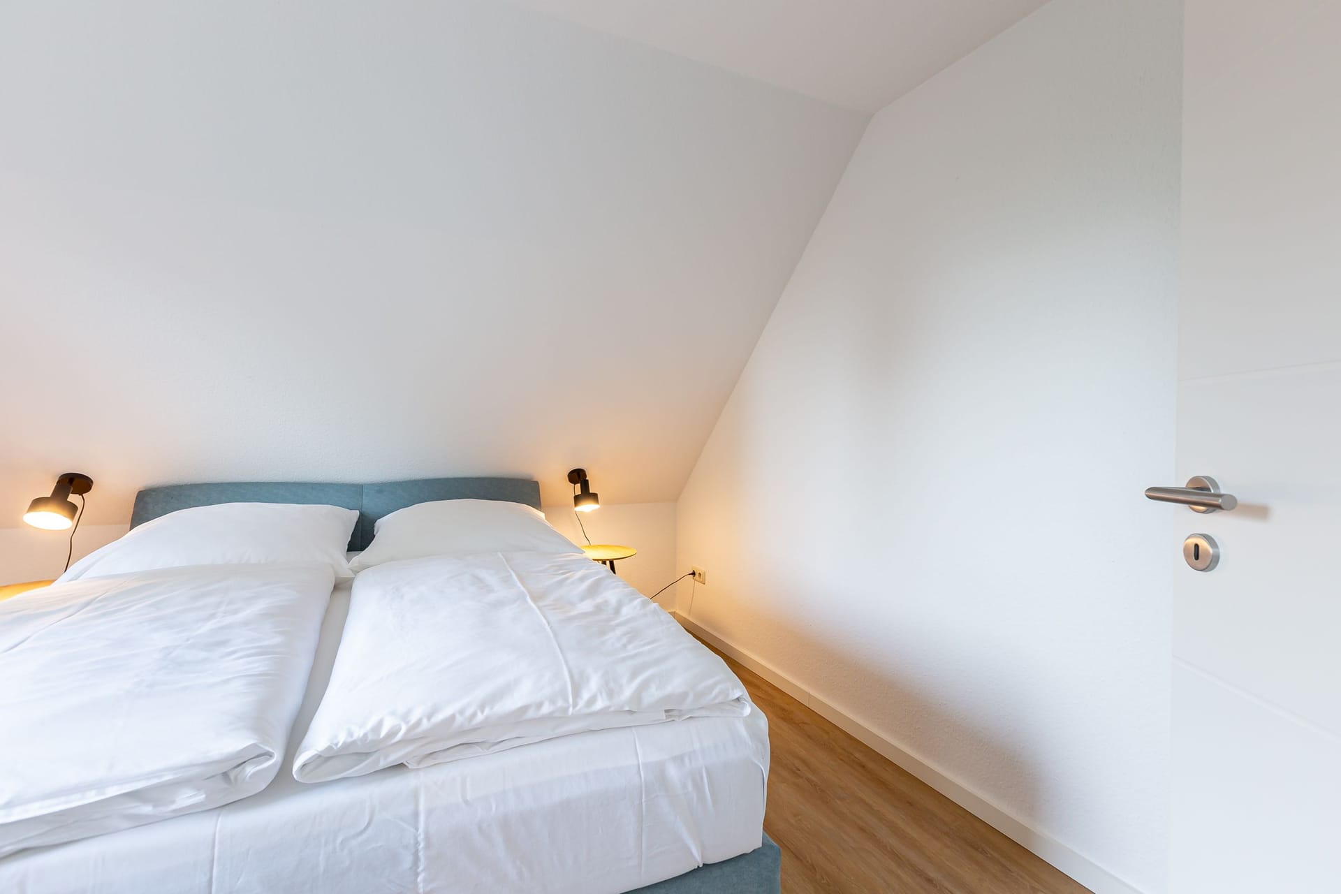 Schlafzimmer mit Doppelbett und Nachttischlampen
