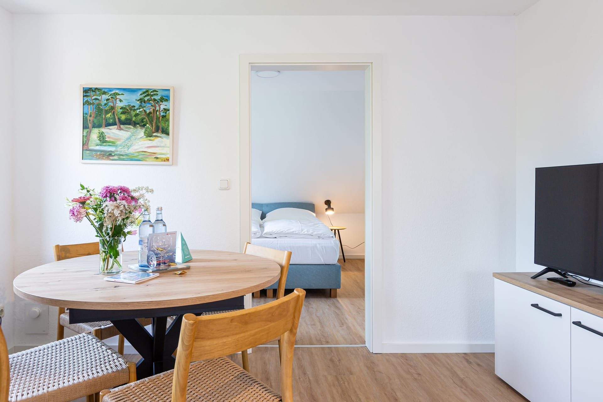 Essbereich mit Tisch und Blick auf das Schlafzimmer