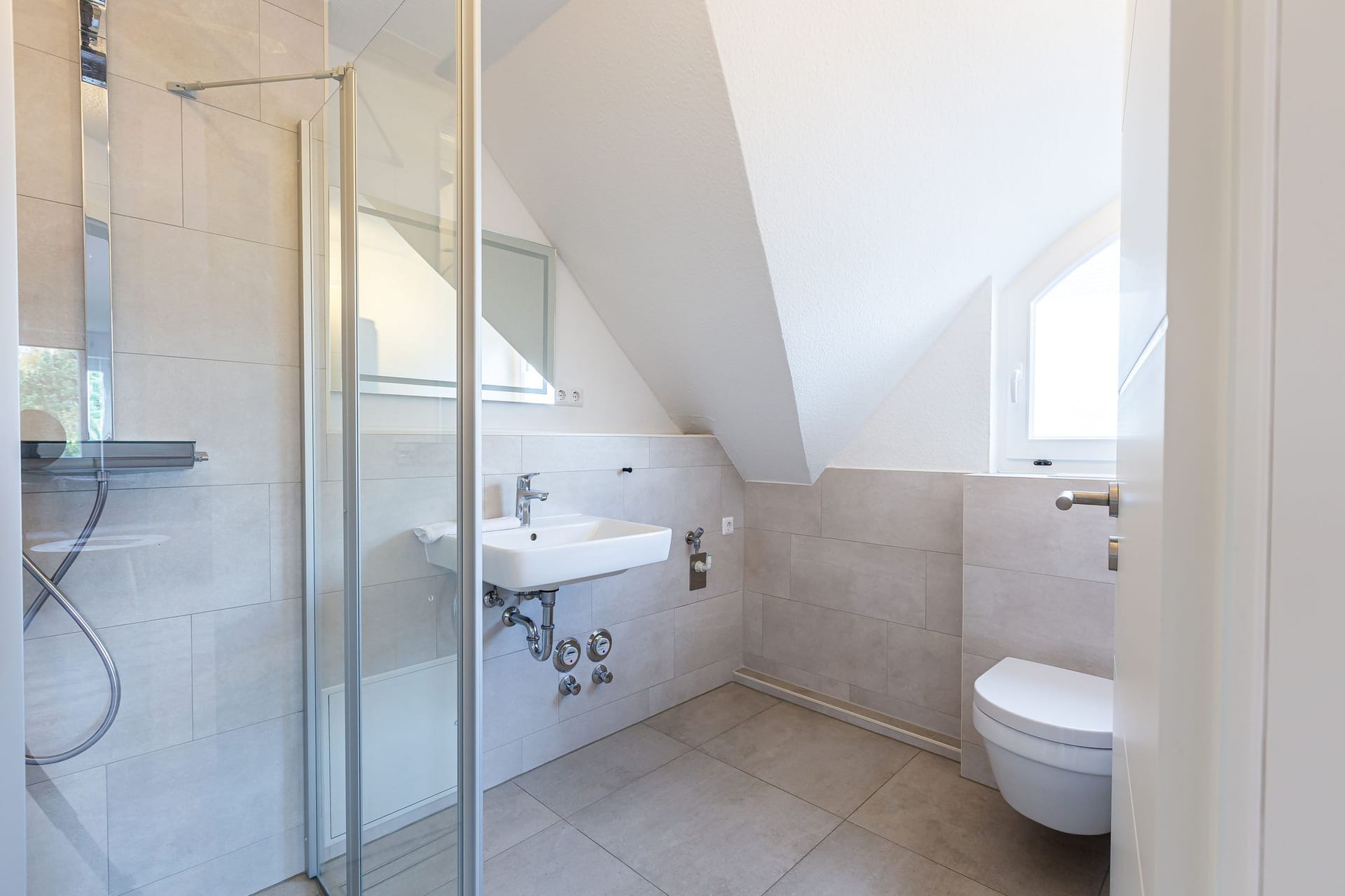 Modernes Badezimmer mit Dusche und WC