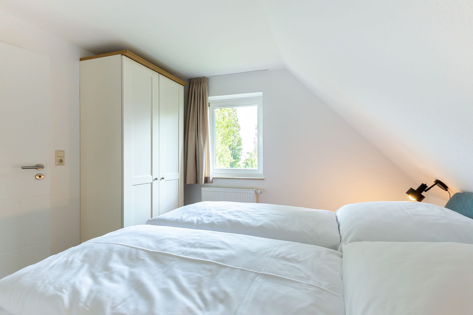 Gemütliches Schlafzimmer mit zwei Betten