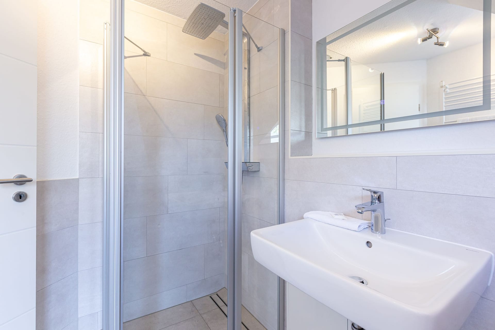 Modernes Badezimmer mit Dusche und Waschbecken