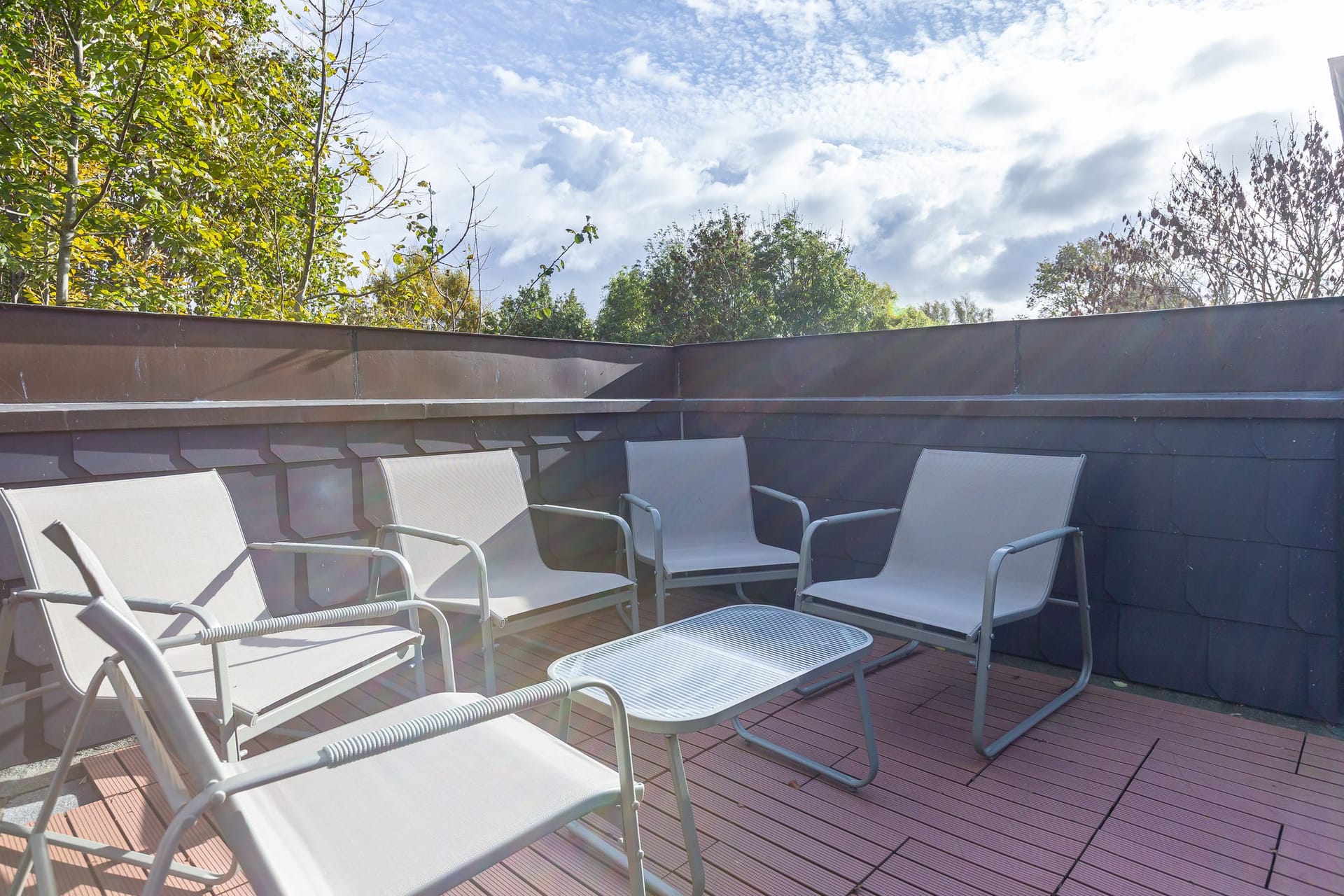Terrasse mit modernen Stühlen und Tisch