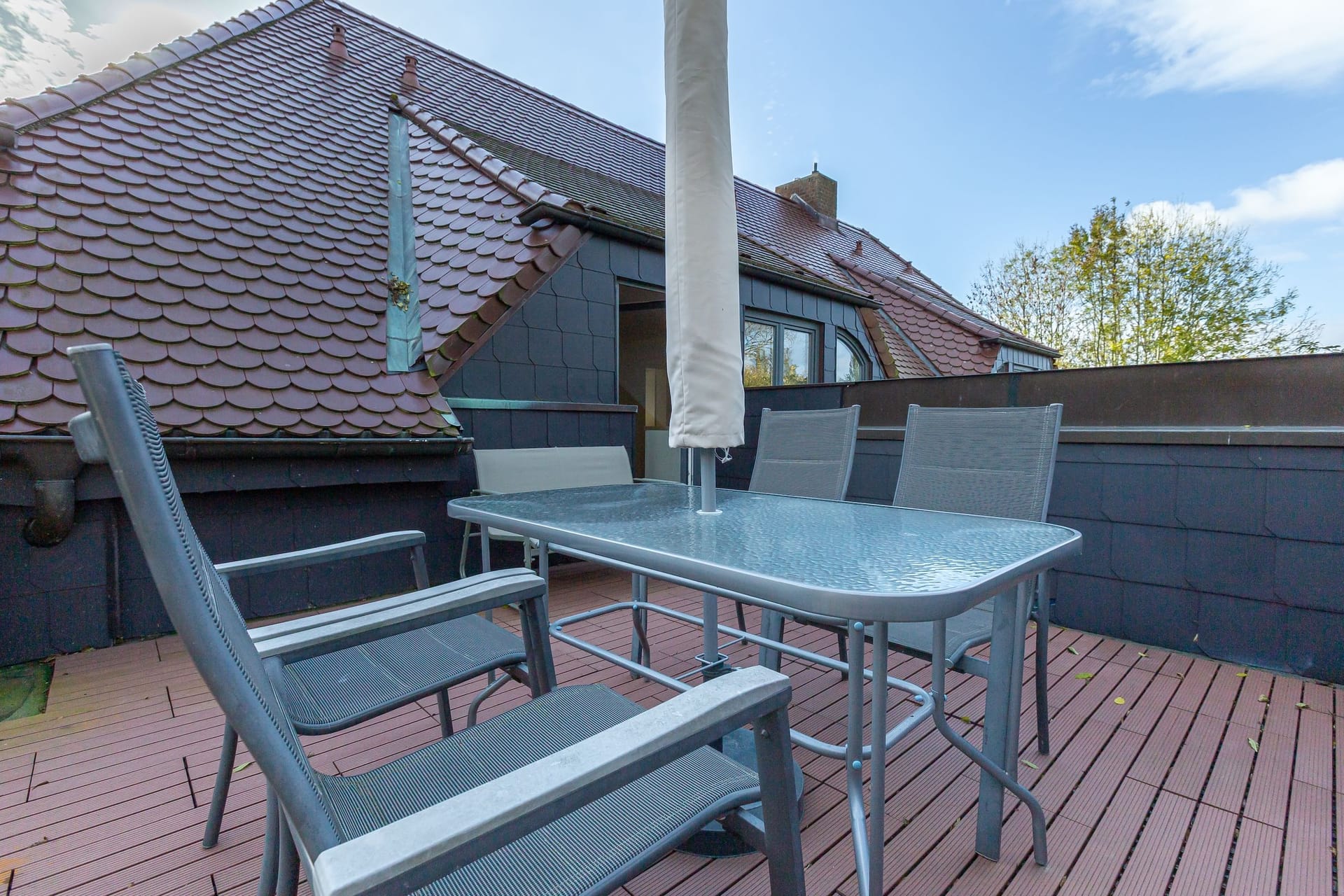 Terrasse mit Tisch und Stühlen