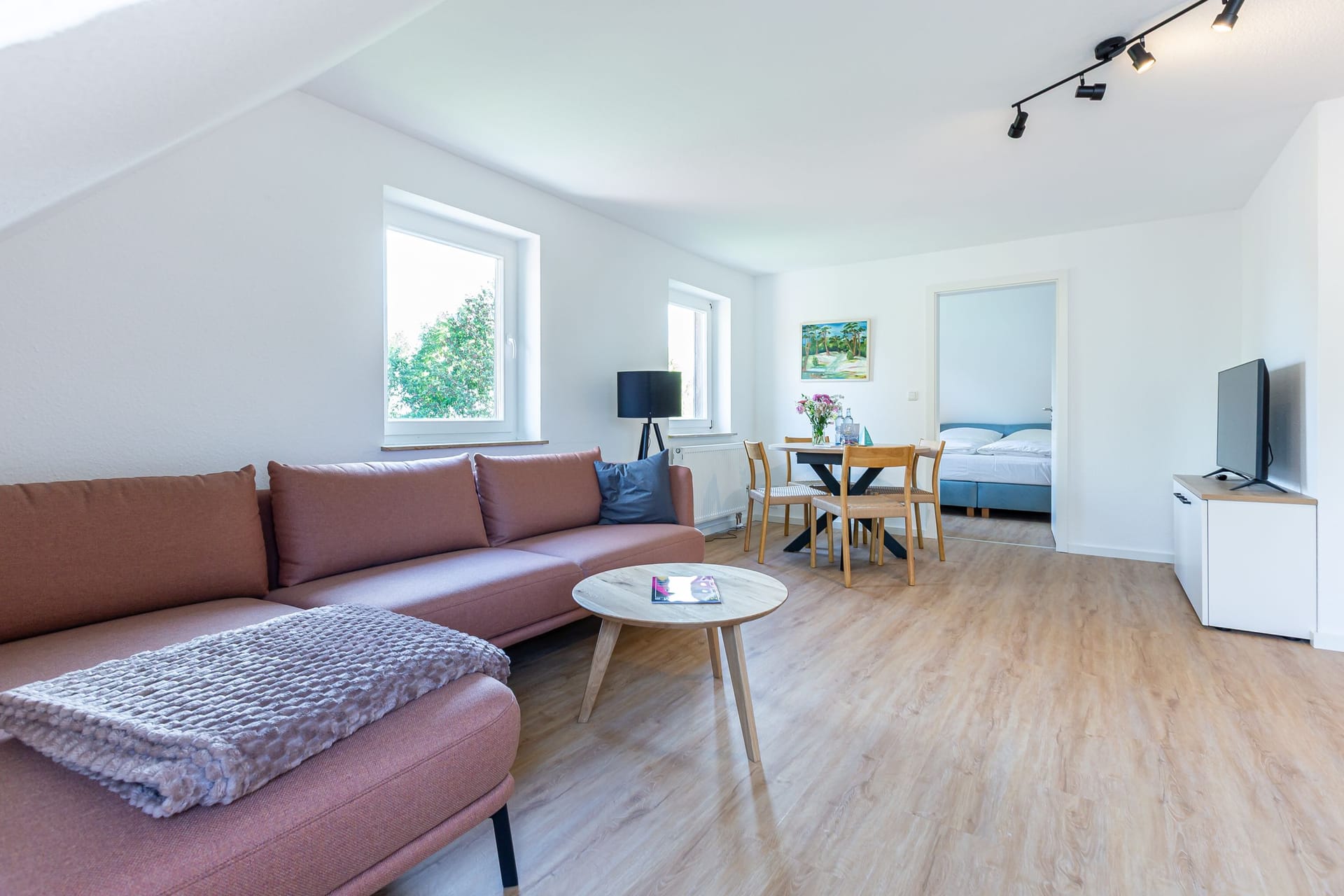 Helles Wohnzimmer mit Sofa und Esstisch