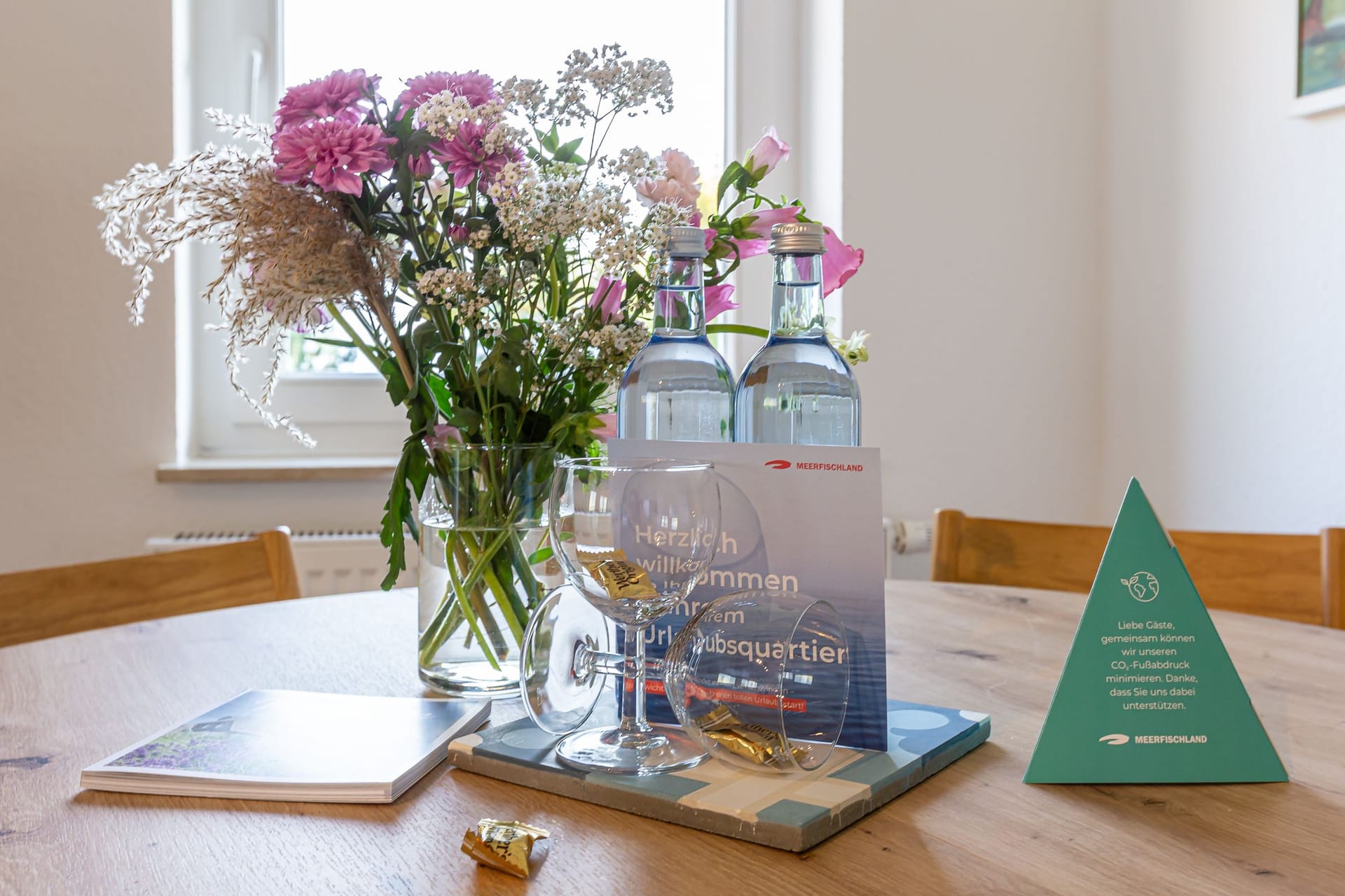 Lebensmittel und Blumen auf einem Tisch im Wohnzimmer