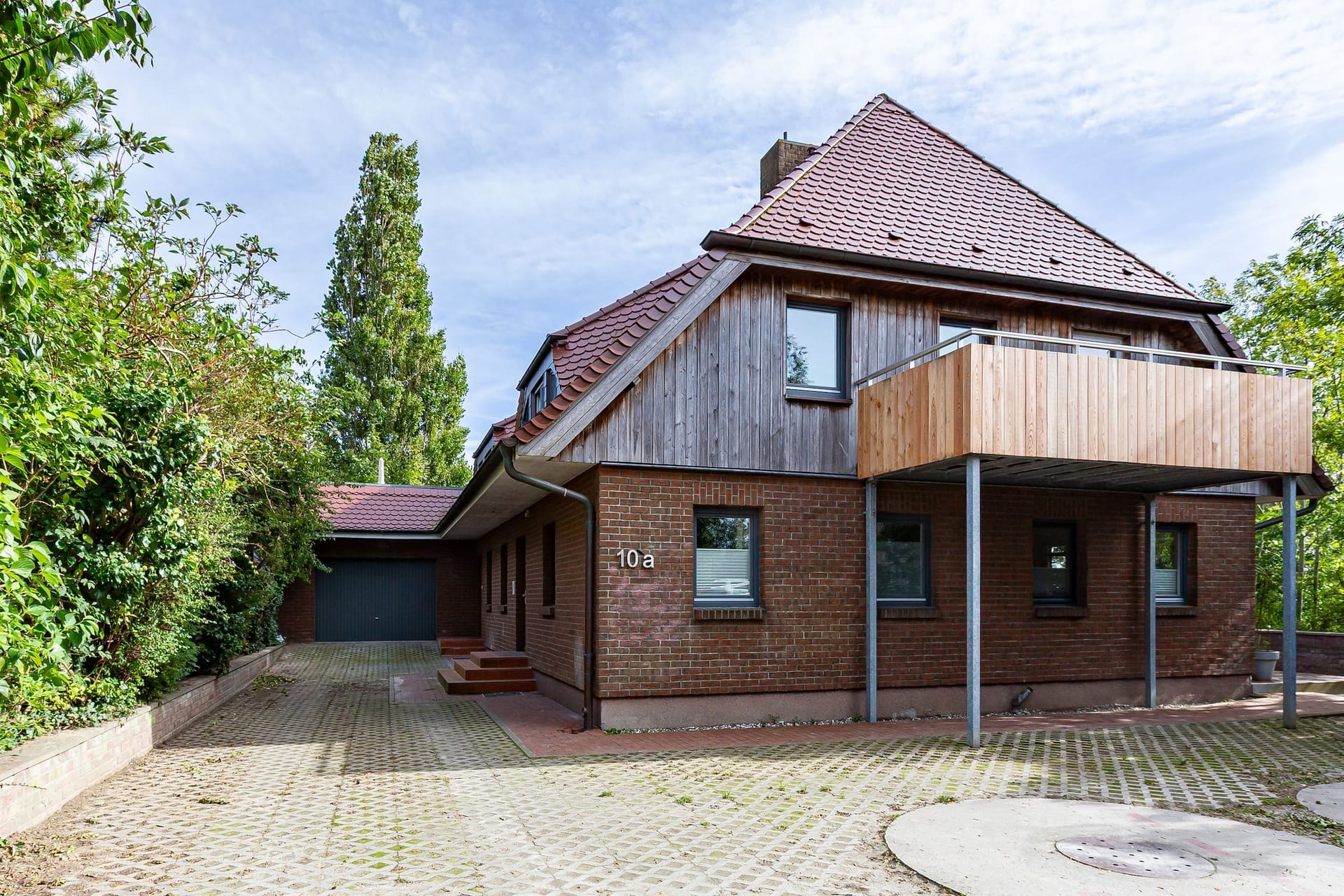 Außenansicht eines Wohnhauses mit Terrasse
