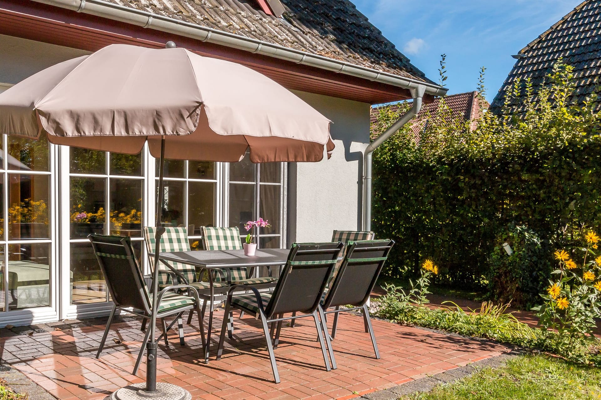 Einladende Terrasse mit Tisch und Stühlen