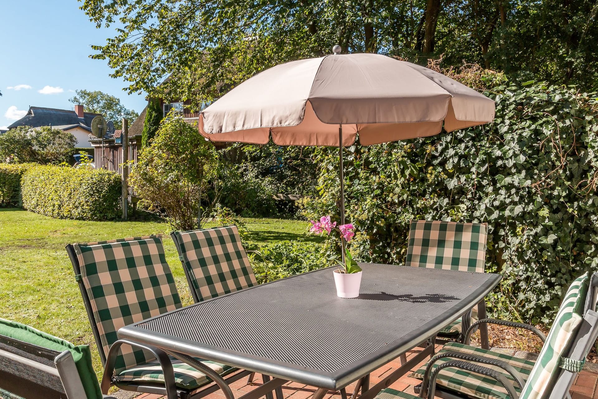 Terrasse mit Tisch und Sonnenschirm
