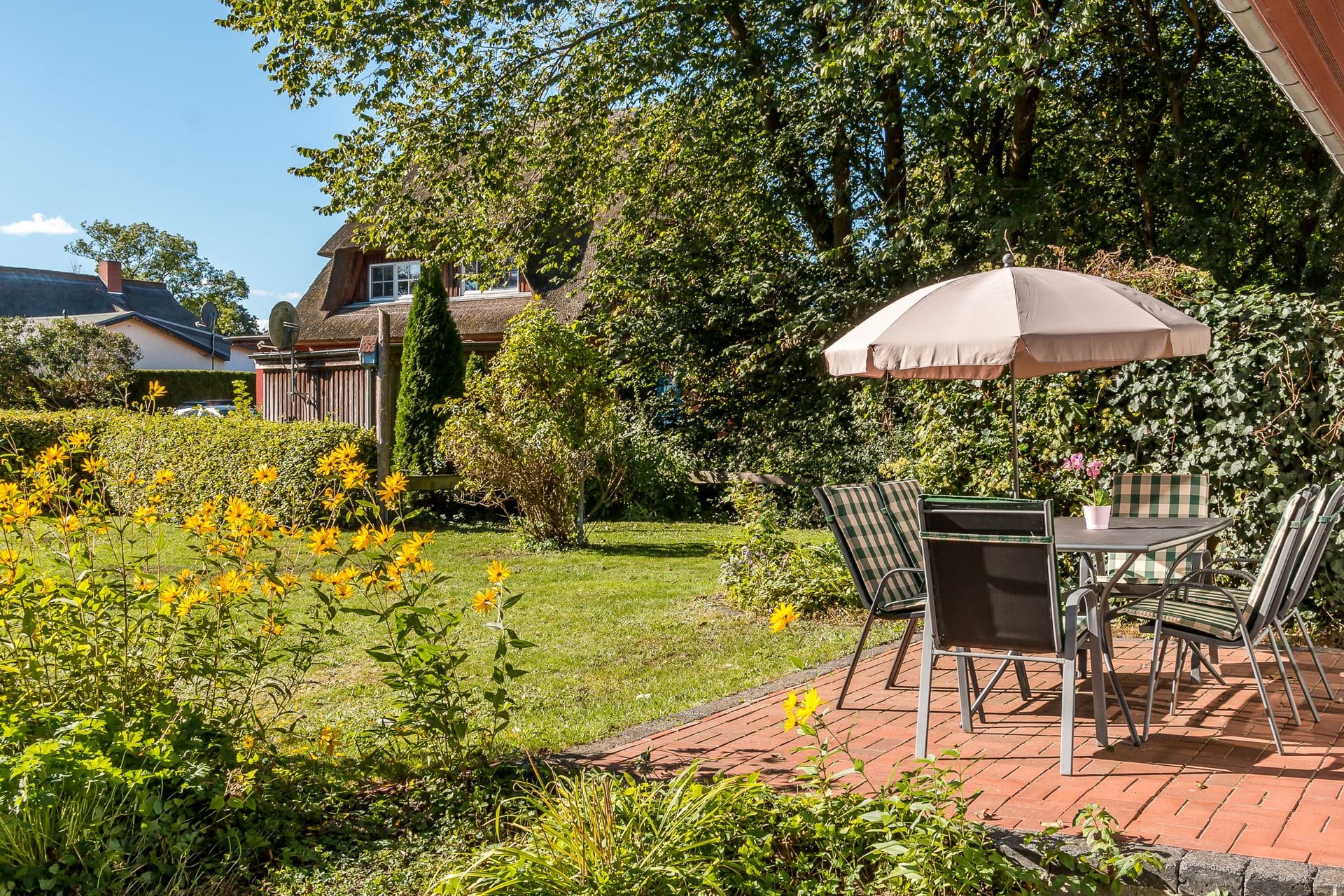 Terrasse mit Tisch und Stühlen