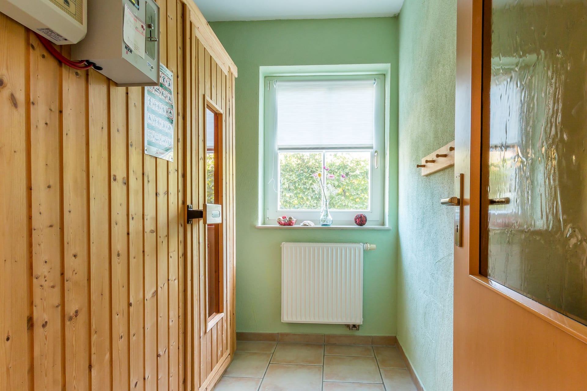 Sauna mit Holzverkleidung und Fenster
