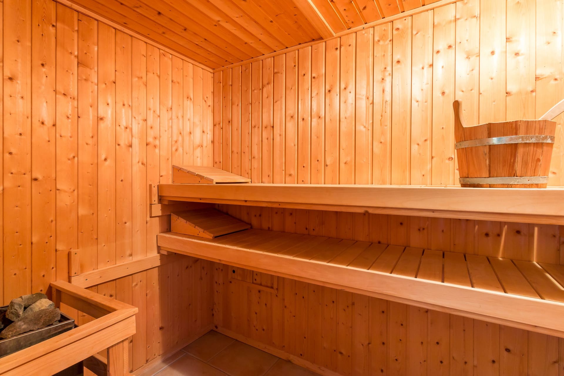 Innenansicht einer Sauna mit Holzregalen