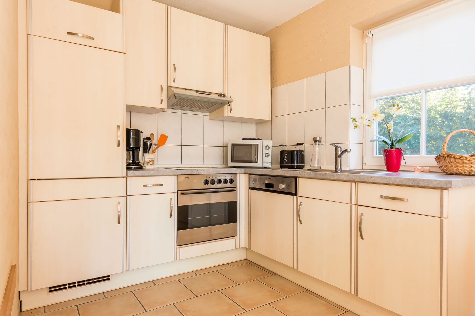Moderne Küche mit Holzschränken und Geräten