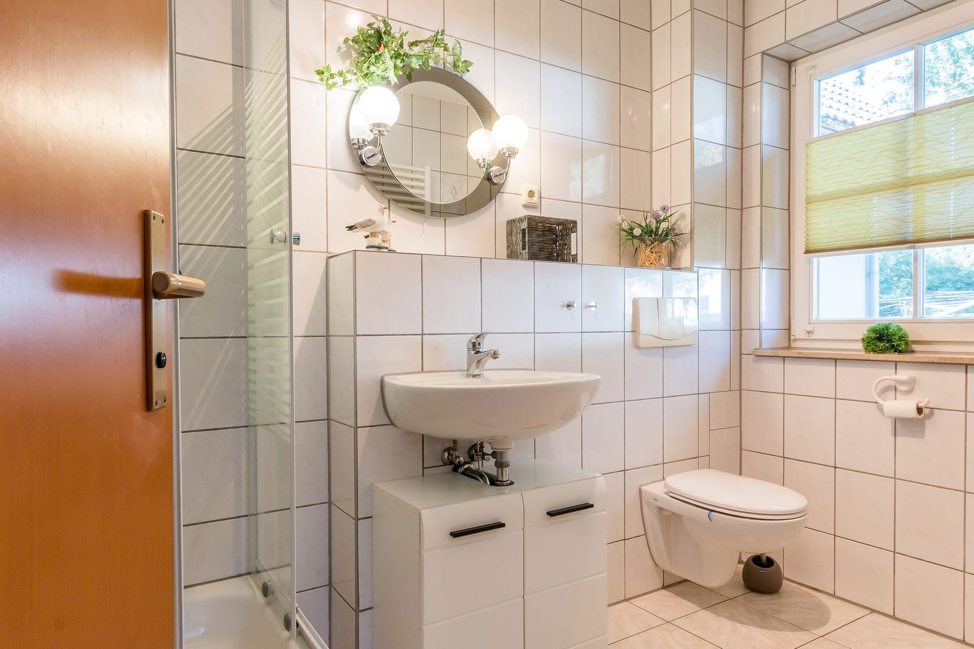 modernes Badezimmer mit Dusche und Waschbecken