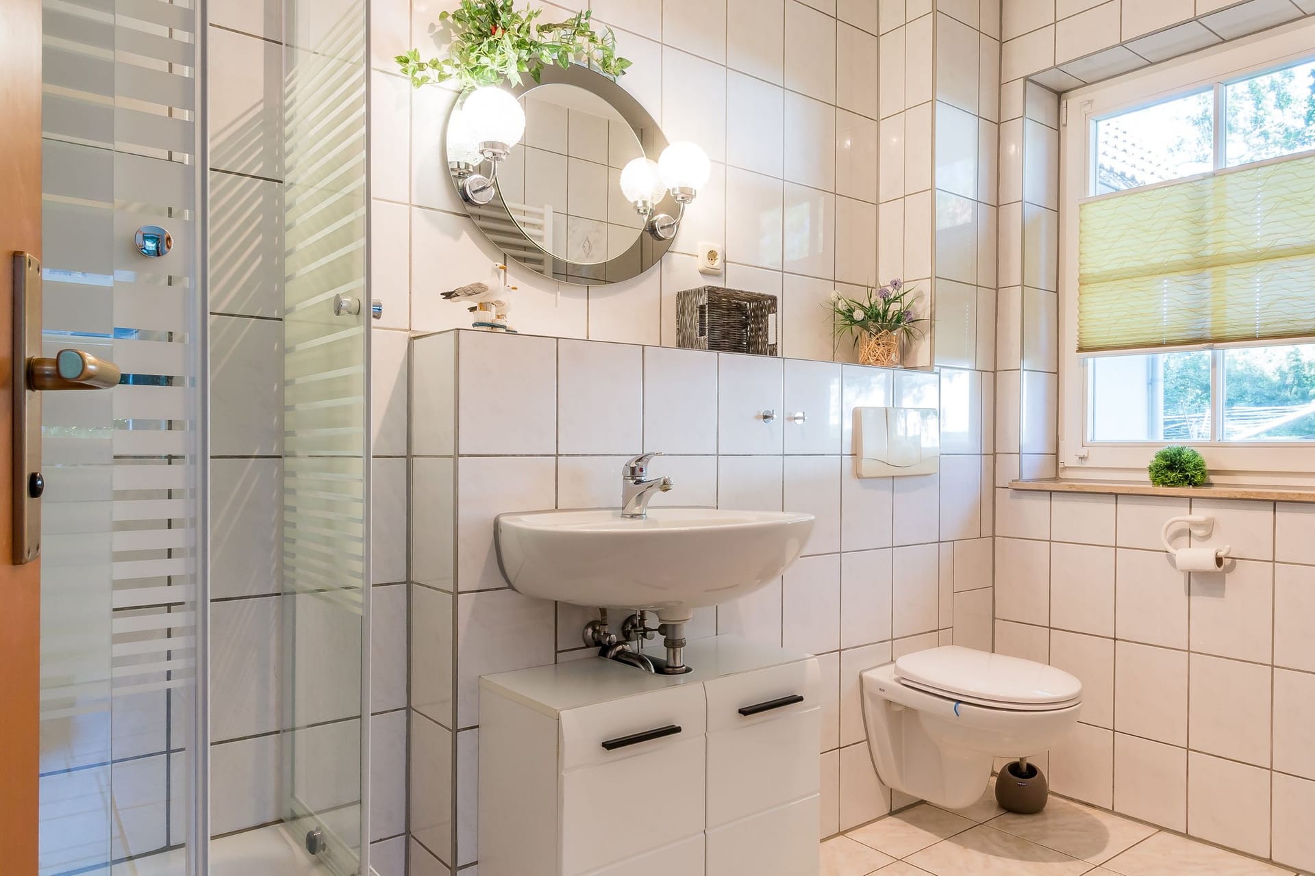 Modernes Badezimmer mit Dusche und Waschbecken