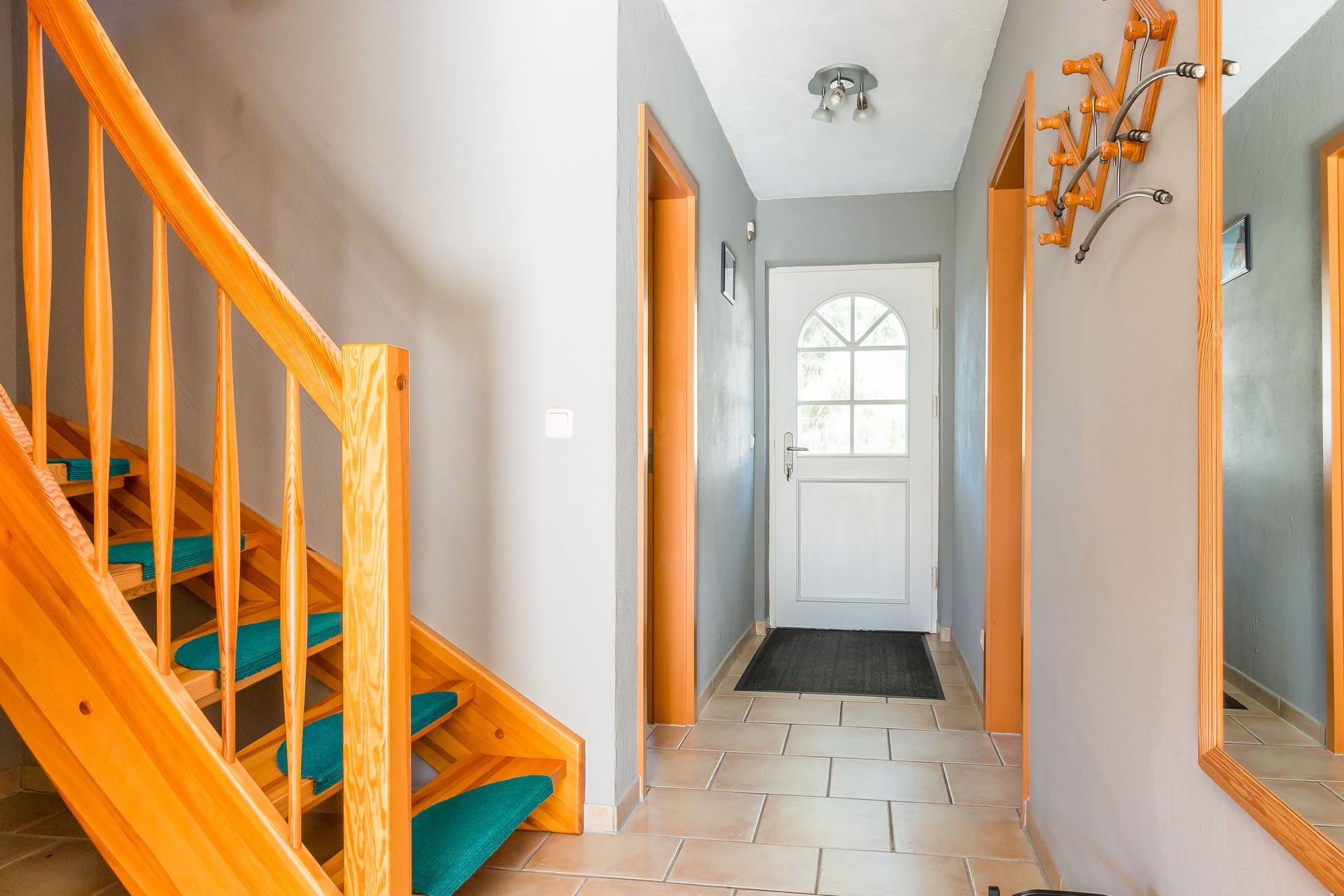Eingangsbereich mit Treppe und Garderobe