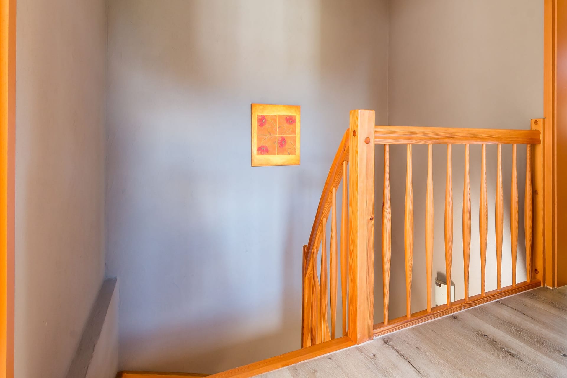 Innenansicht einer Treppe mit Holzgeländer