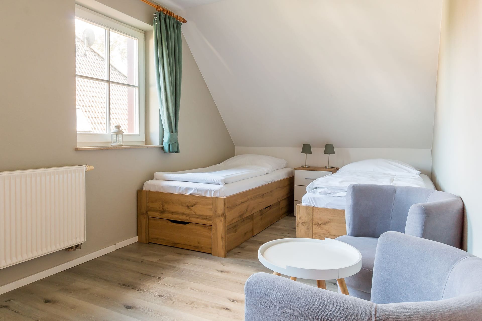 Schlafzimmer mit zwei Einzelbetten