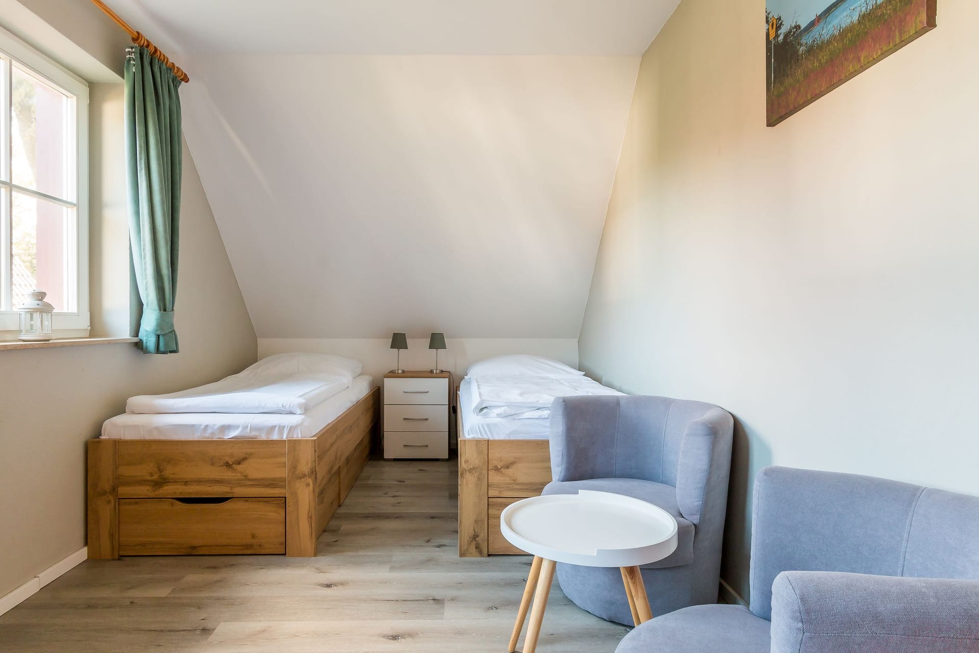 Gemütliches Schlafzimmer mit zwei Einzelbetten