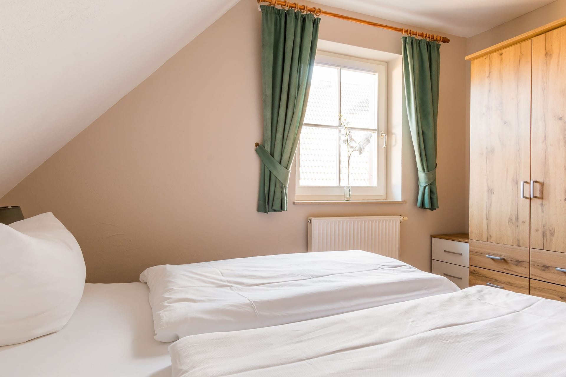 Schlafzimmer mit zwei Einzelbetten und Fenster