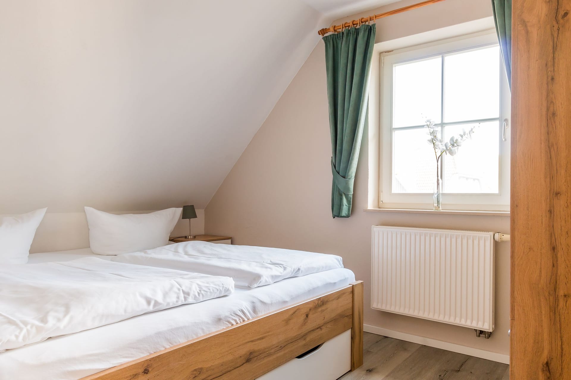 Helles Schlafzimmer mit zwei Betten