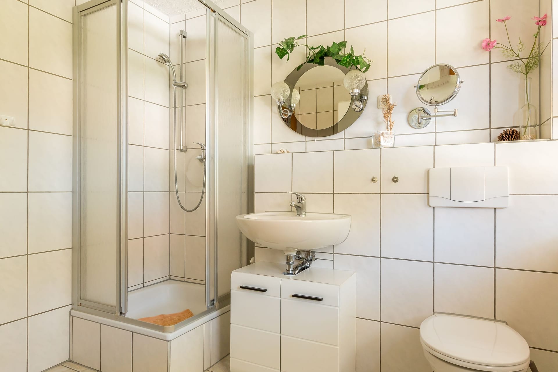 Badezimmer mit Dusche und modernem Waschbecken