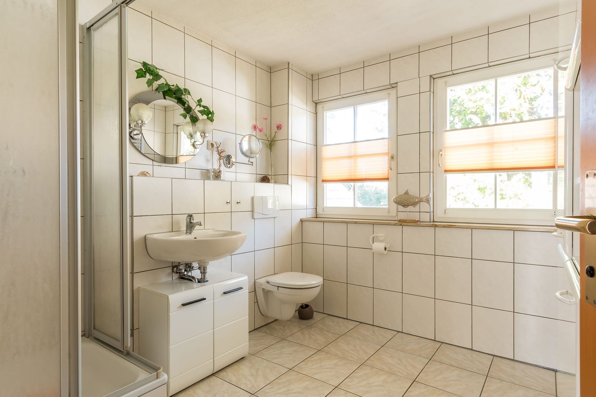 Modernes Badezimmer mit Dusche