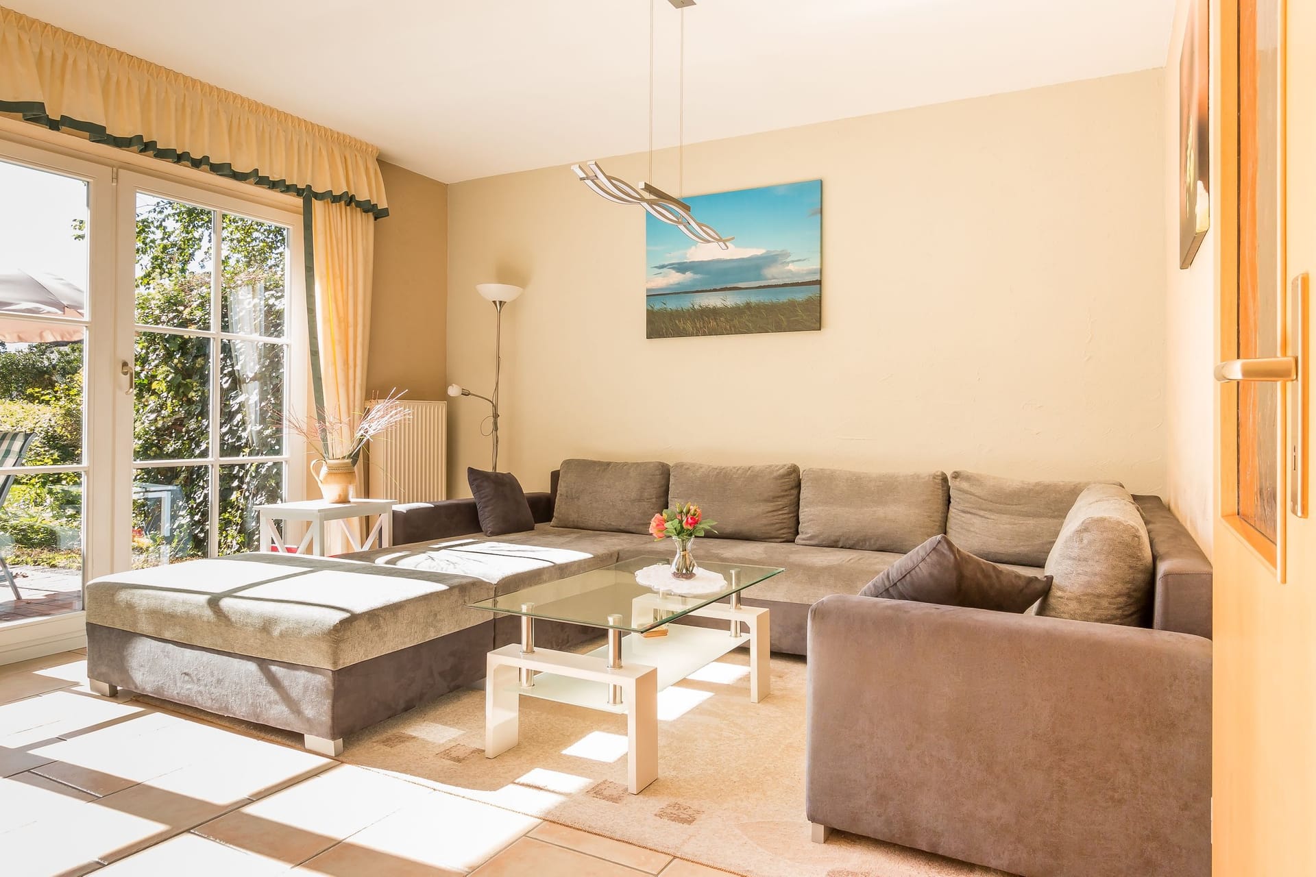 Helles Wohnzimmer mit Sofa und Glastisch