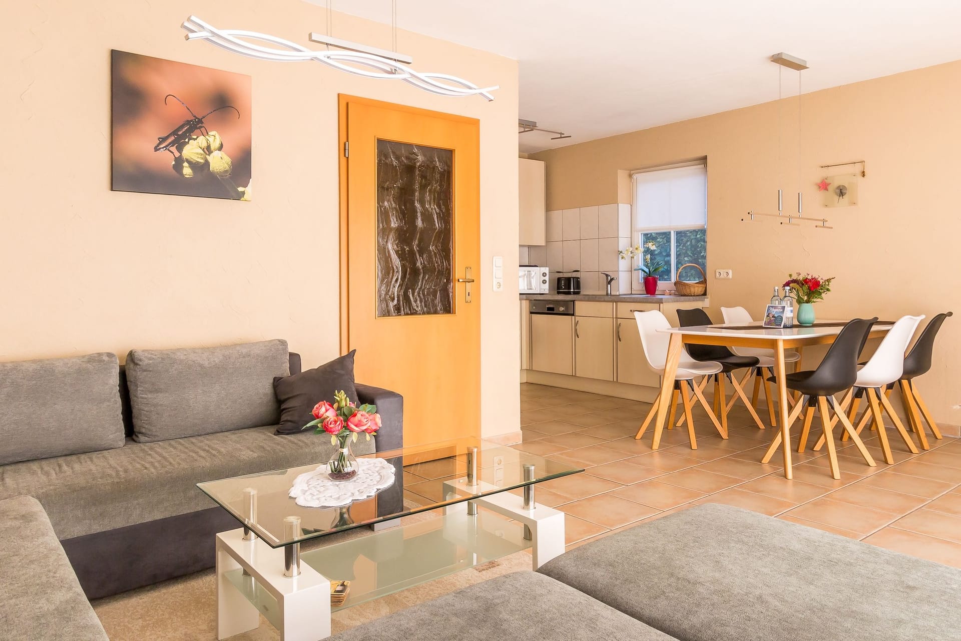 Heller Wohnraum mit Sofas und Esstisch