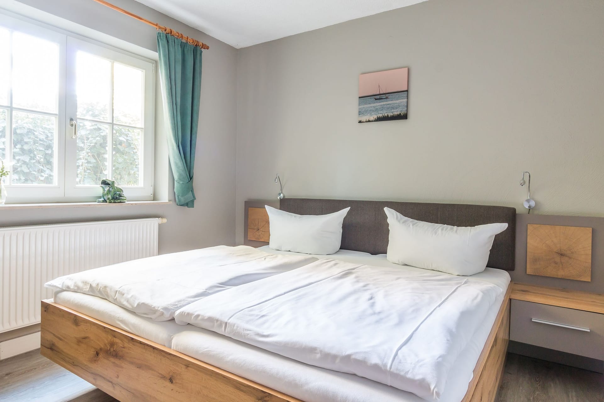 Schlafzimmer mit Doppelbett und Tageslicht