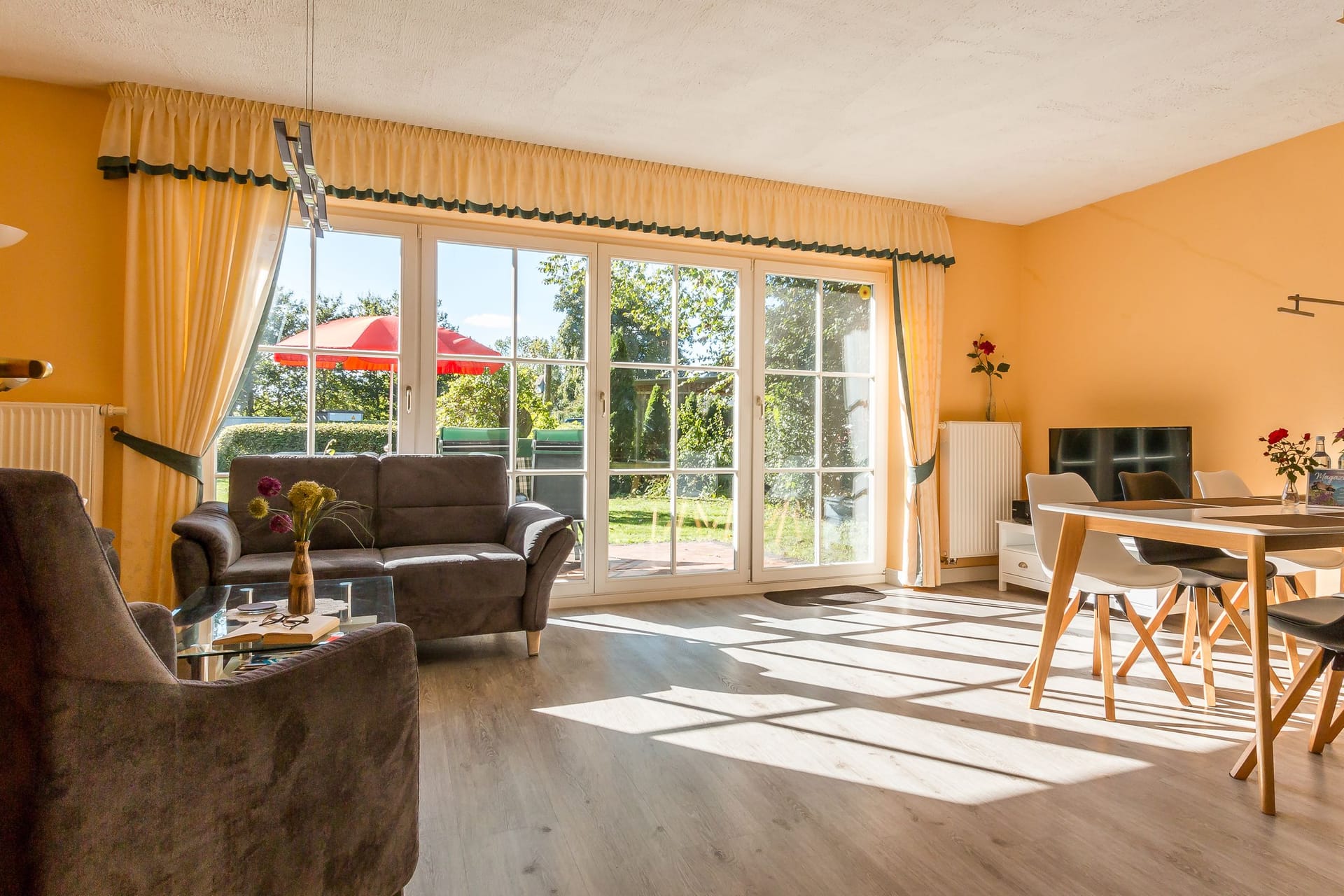 Helles Wohnzimmer mit Sofa und Esstisch