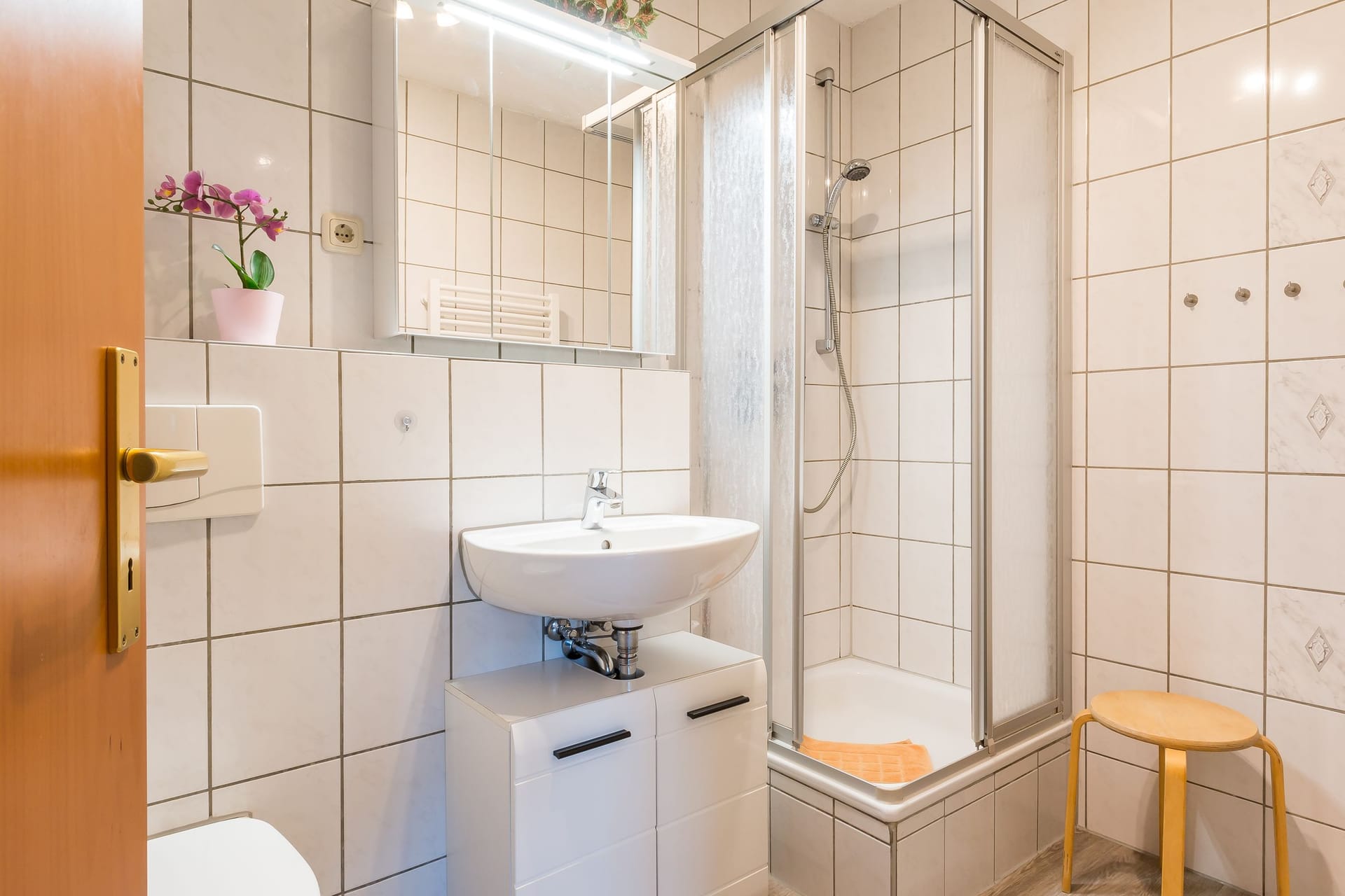 Modernes Badezimmer mit Dusche und Waschbecken