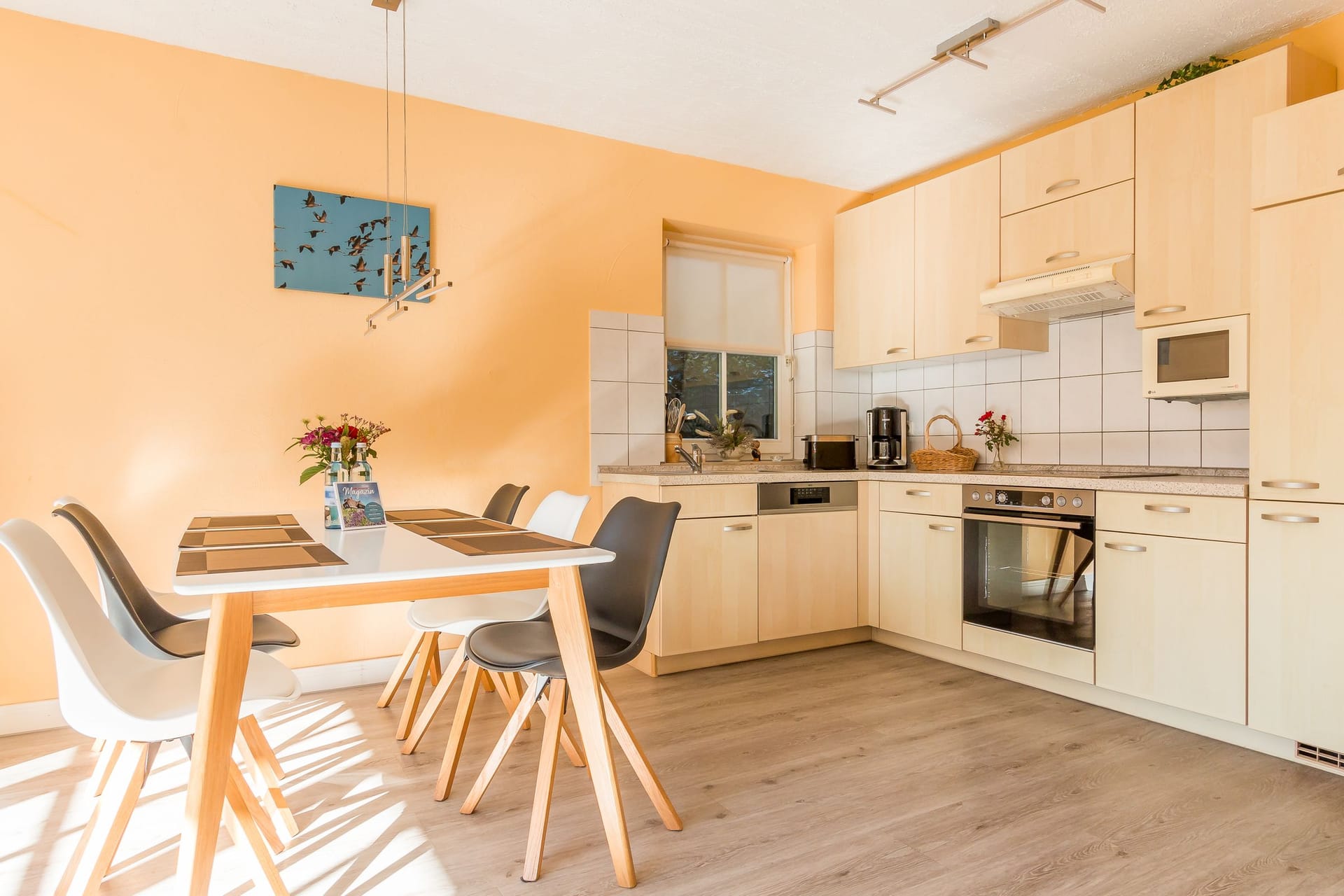 Moderne Küche mit Esstisch und Fenster