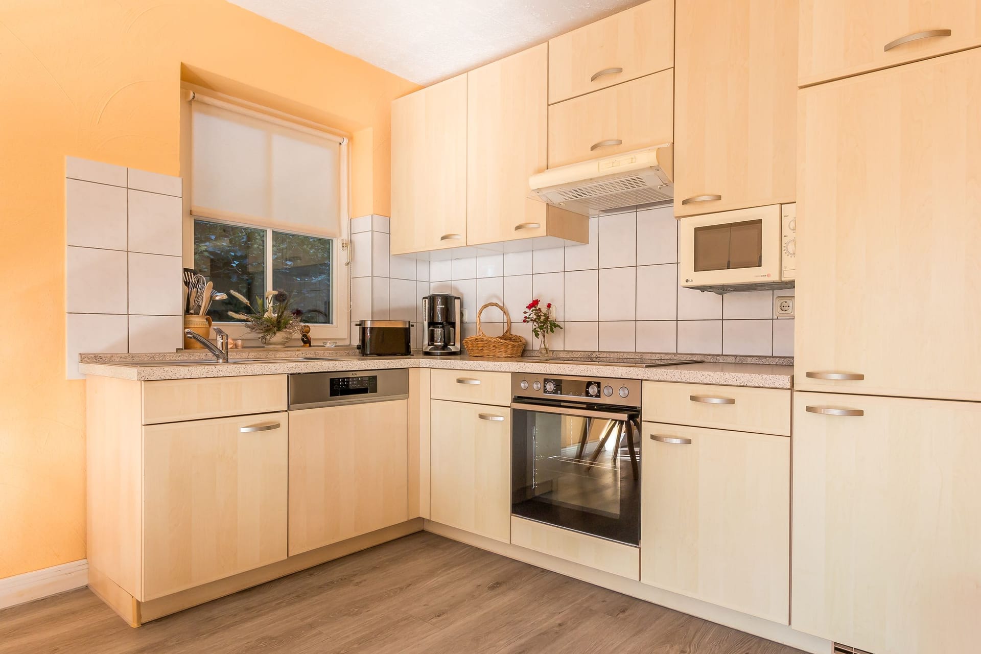 Moderne Küche mit hellen Holzschränken