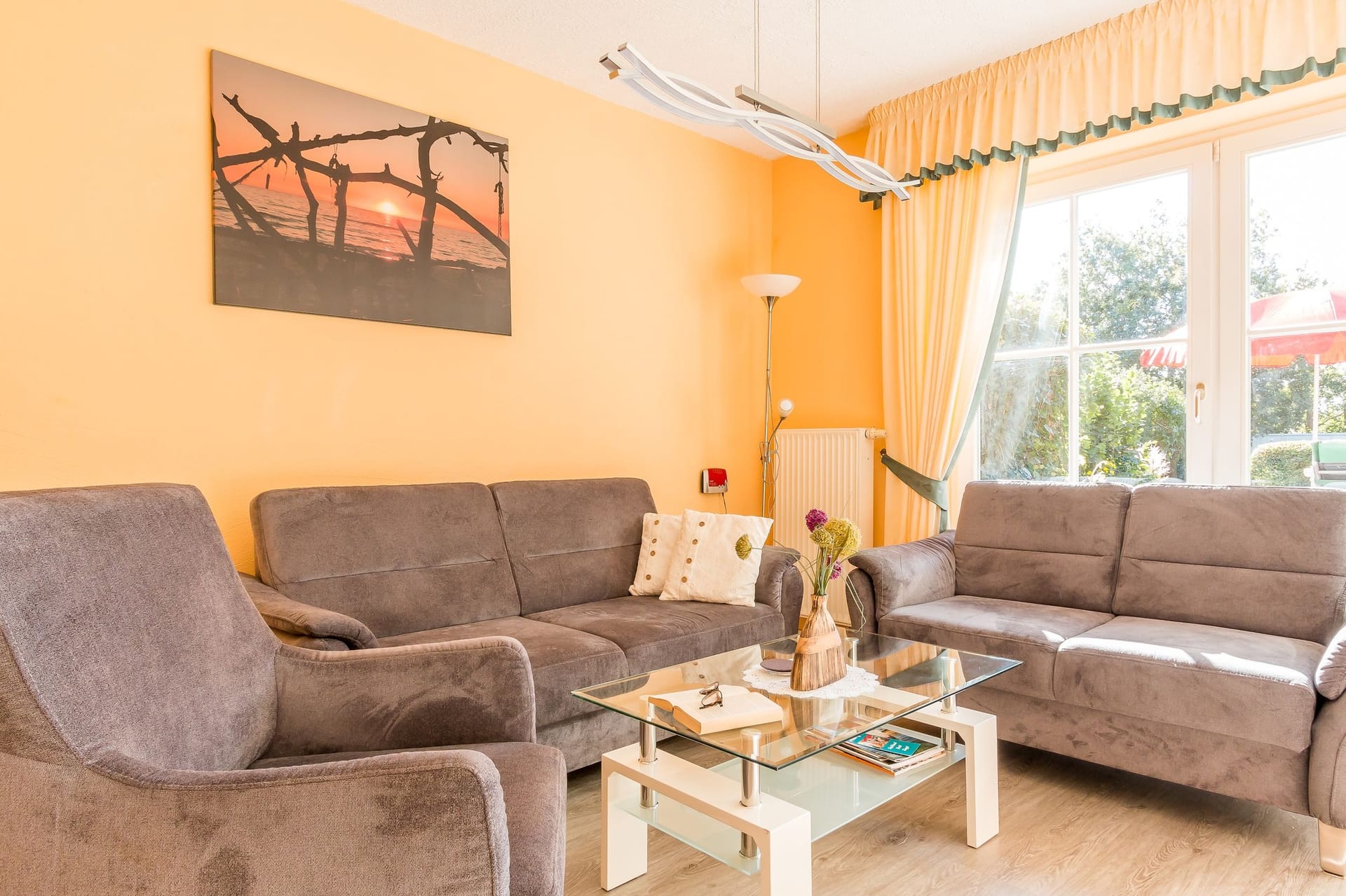 Gemütliches Wohnzimmer mit grauen Sofas