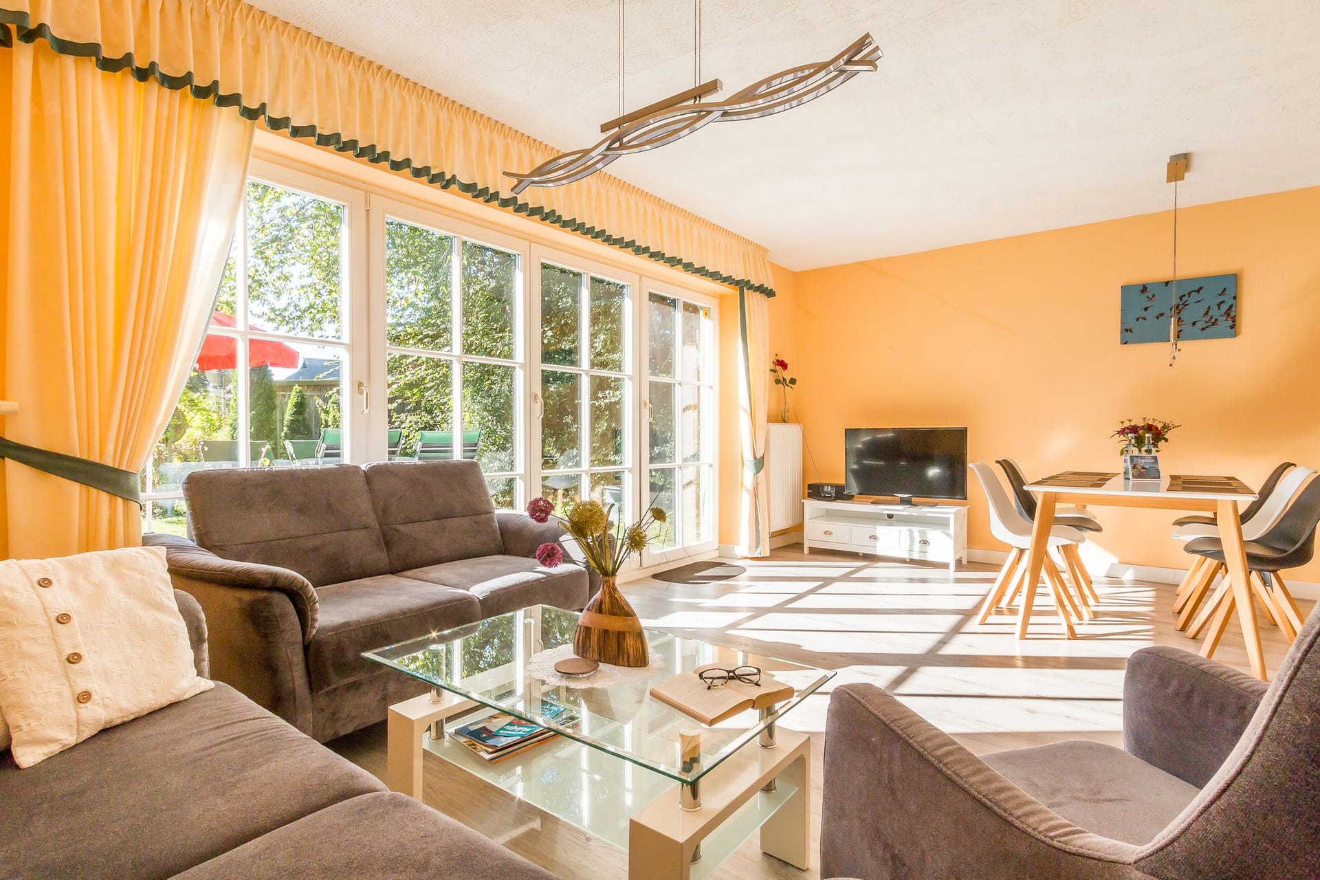 Heller Wohnraum mit Sofa und Esstisch