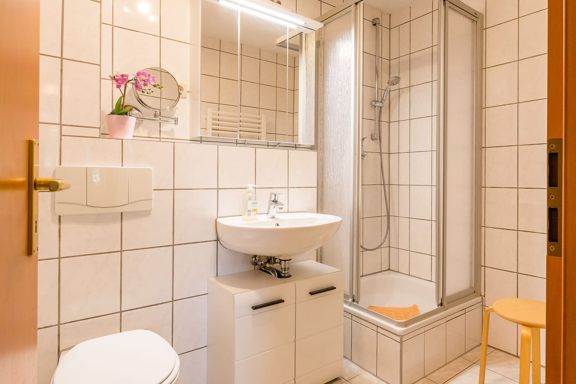 Modernes Badezimmer mit Dusche und Waschbecken