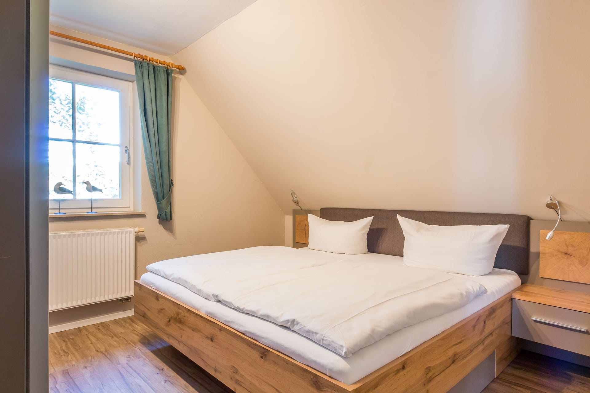 Schlafzimmer mit Doppelbett und natürlichem Licht