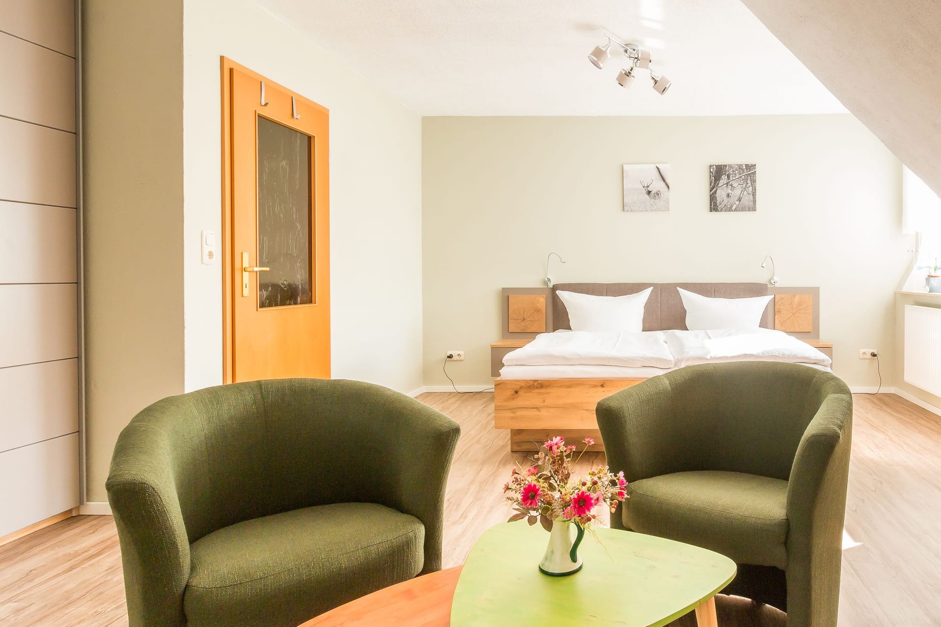 Modernes Schlafzimmer mit gemütlichen Sitzgelegenheiten