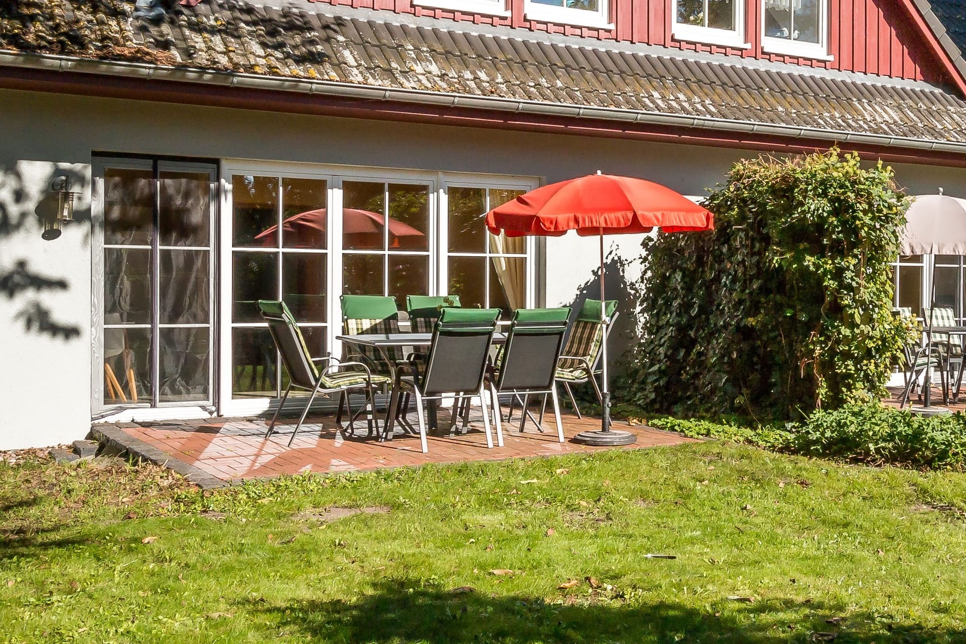 Terrasse mit Tisch und Stühlen