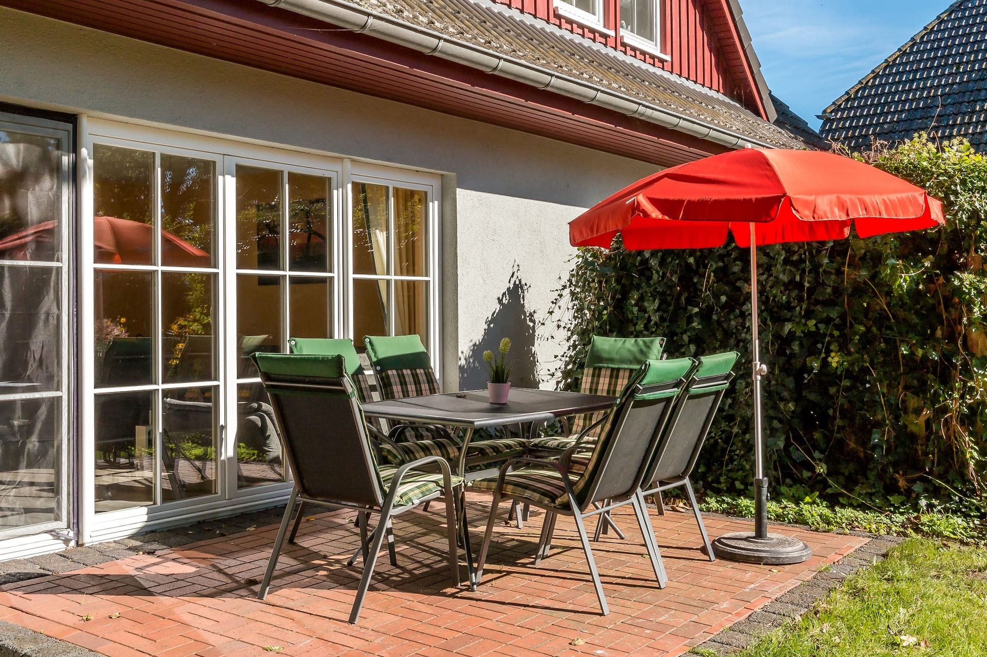 Terrasse mit Tisch und Stühlen
