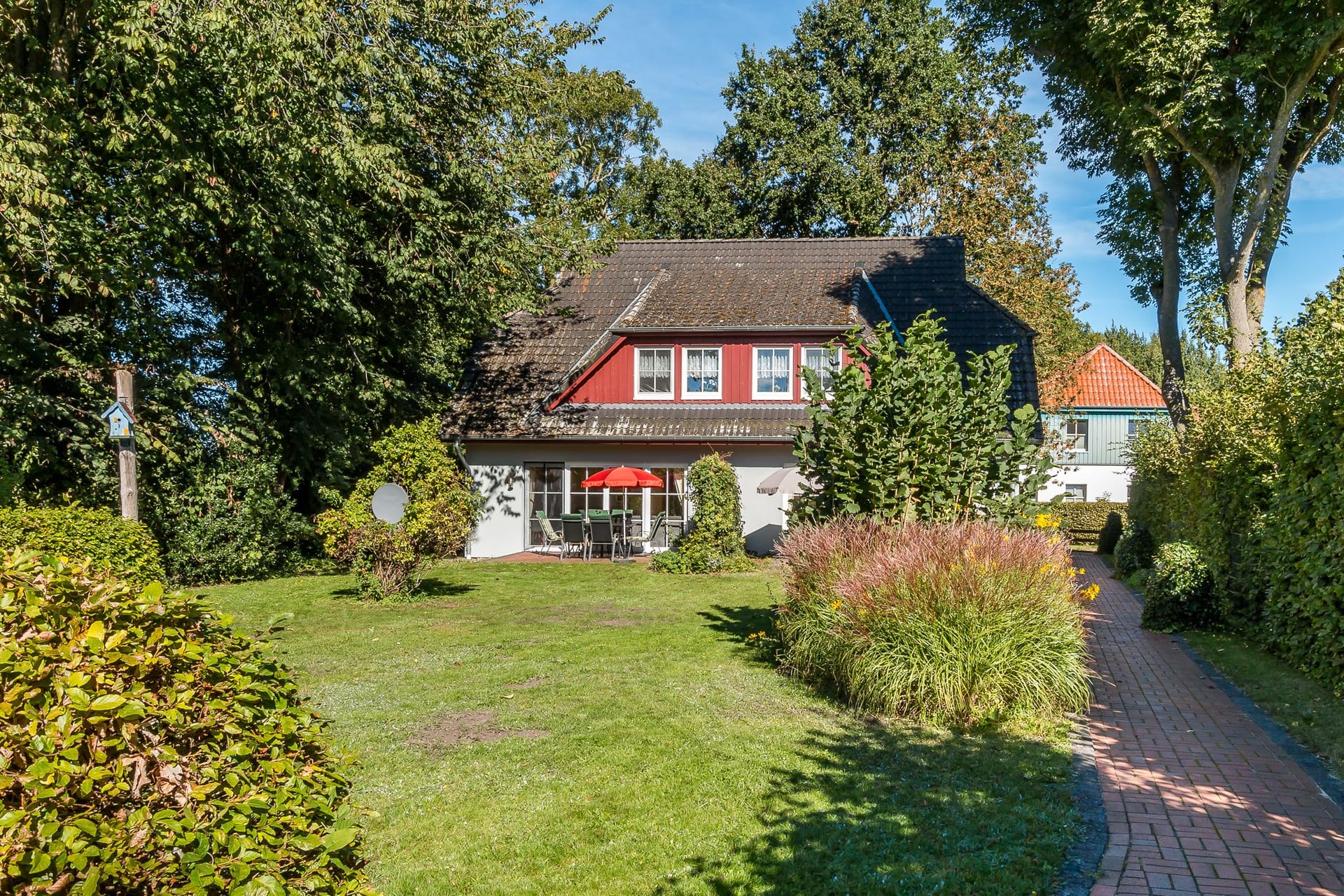 Ansicht des Ferienhauses mit Garten