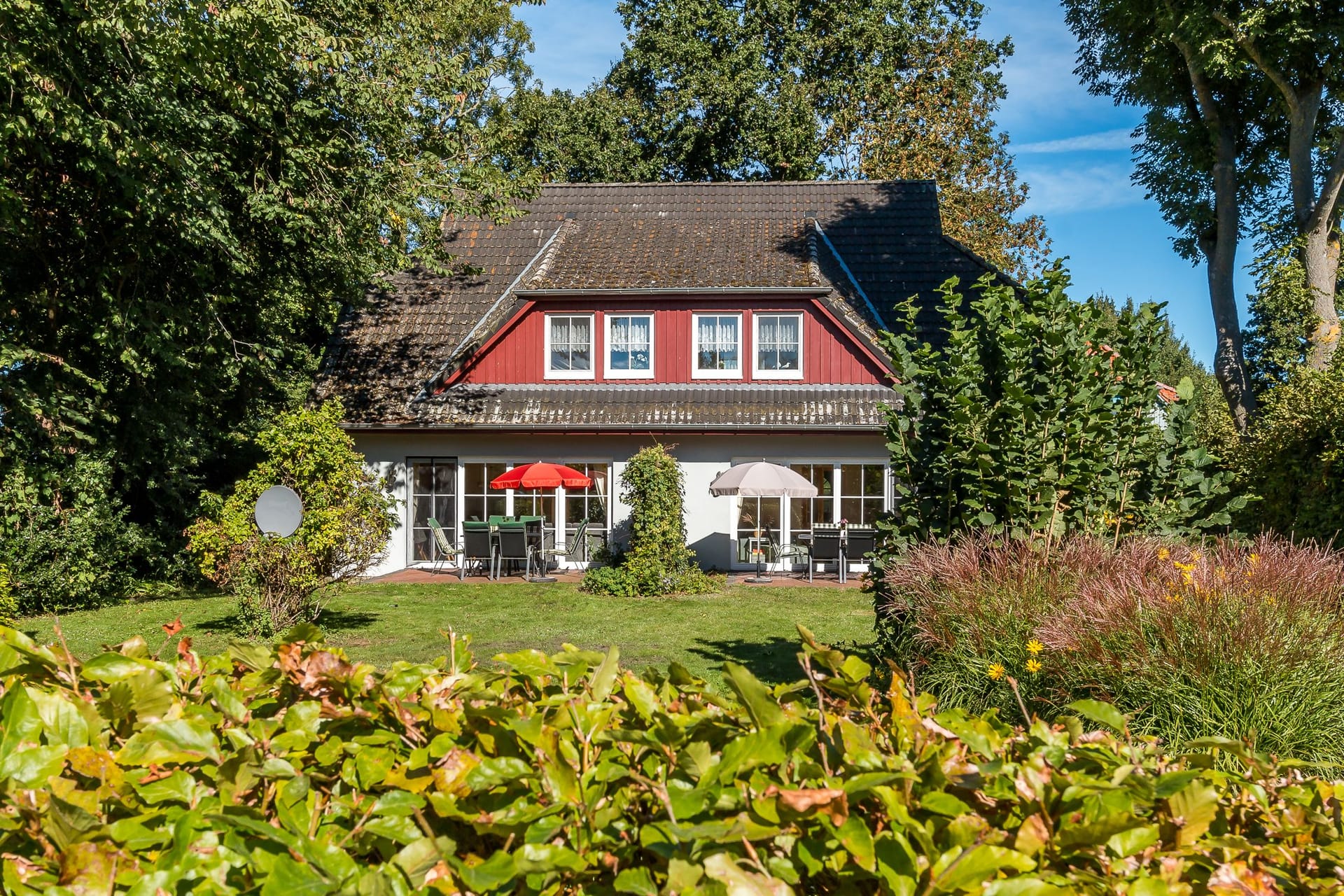 Außenansicht eines Ferienhauses mit Terrassen