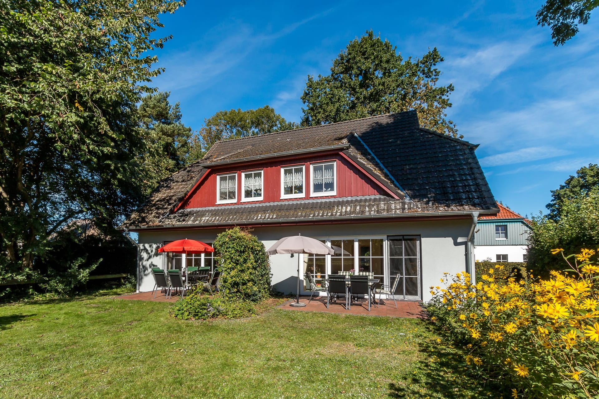Außenansicht eines charmanten Ferienhauses mit Terrasse