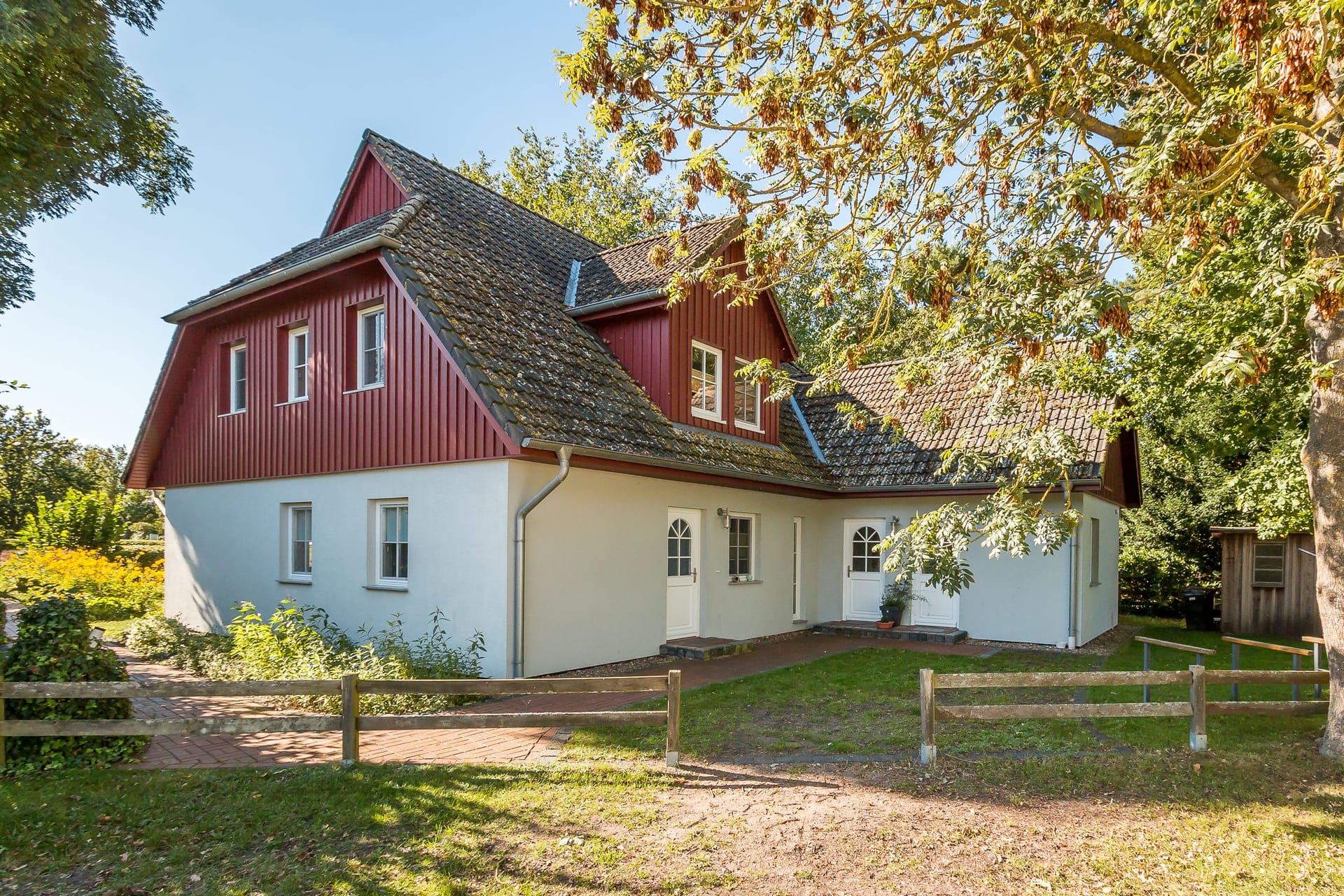 Außenansicht eines roten Hauses mit Garten