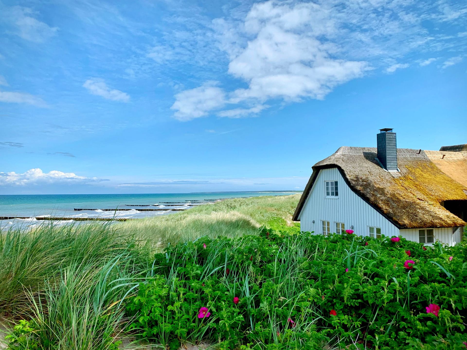 Außenansicht eines Strandhauses mit Meerblick