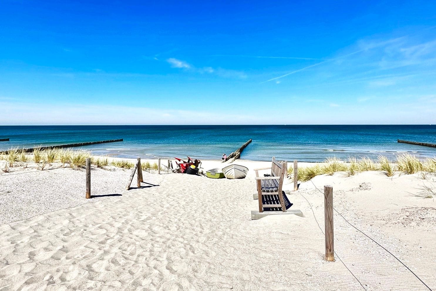Sandstrand mit Blick auf das Meer