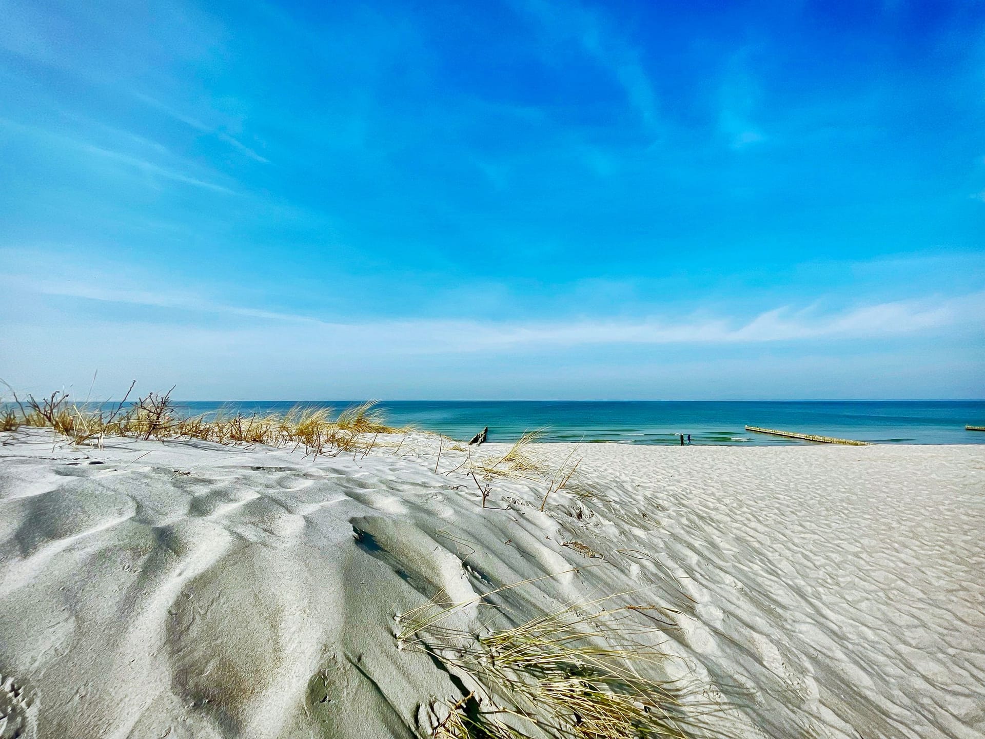 Blick auf den Strand mit Sand und Meer