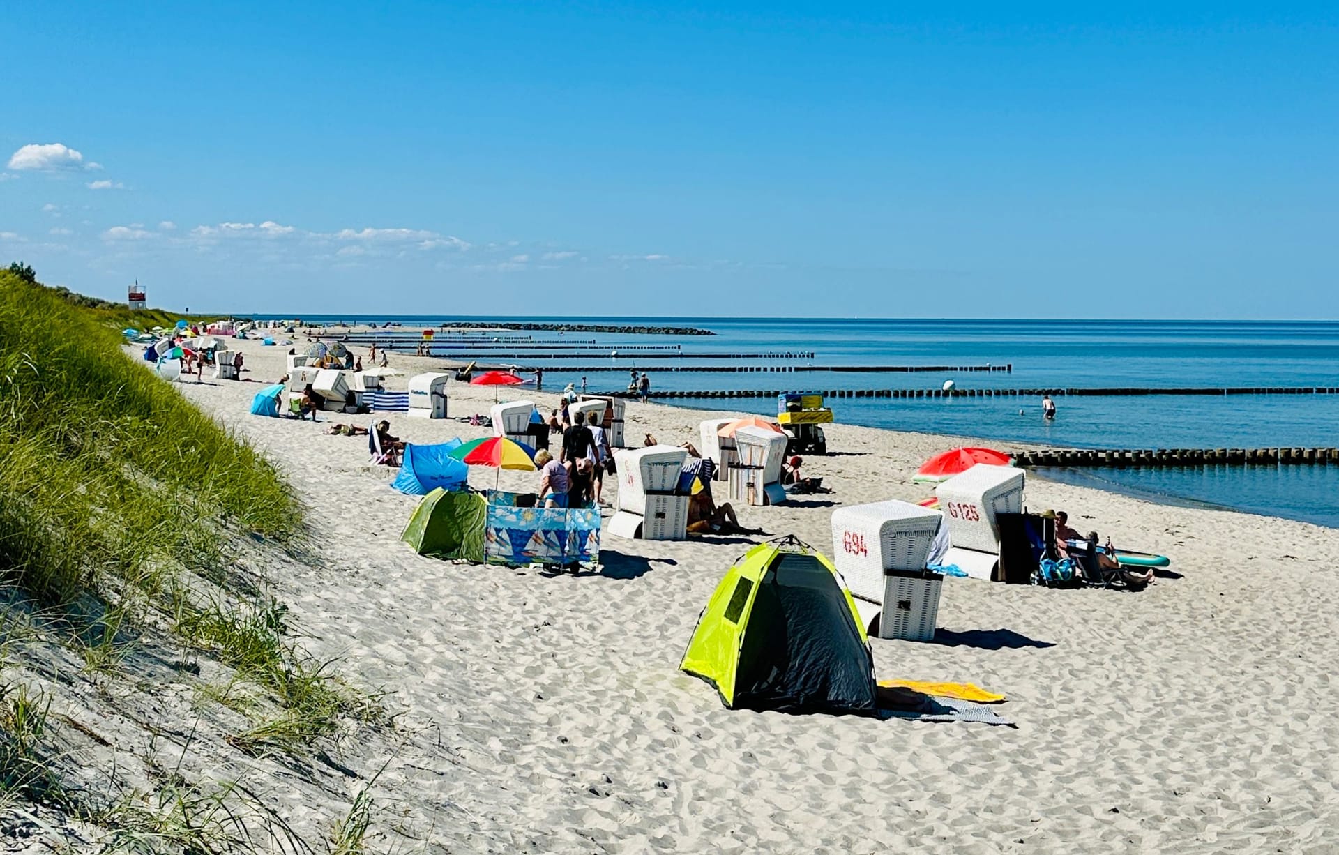Strand mit Sonnenschirmen und Liegen